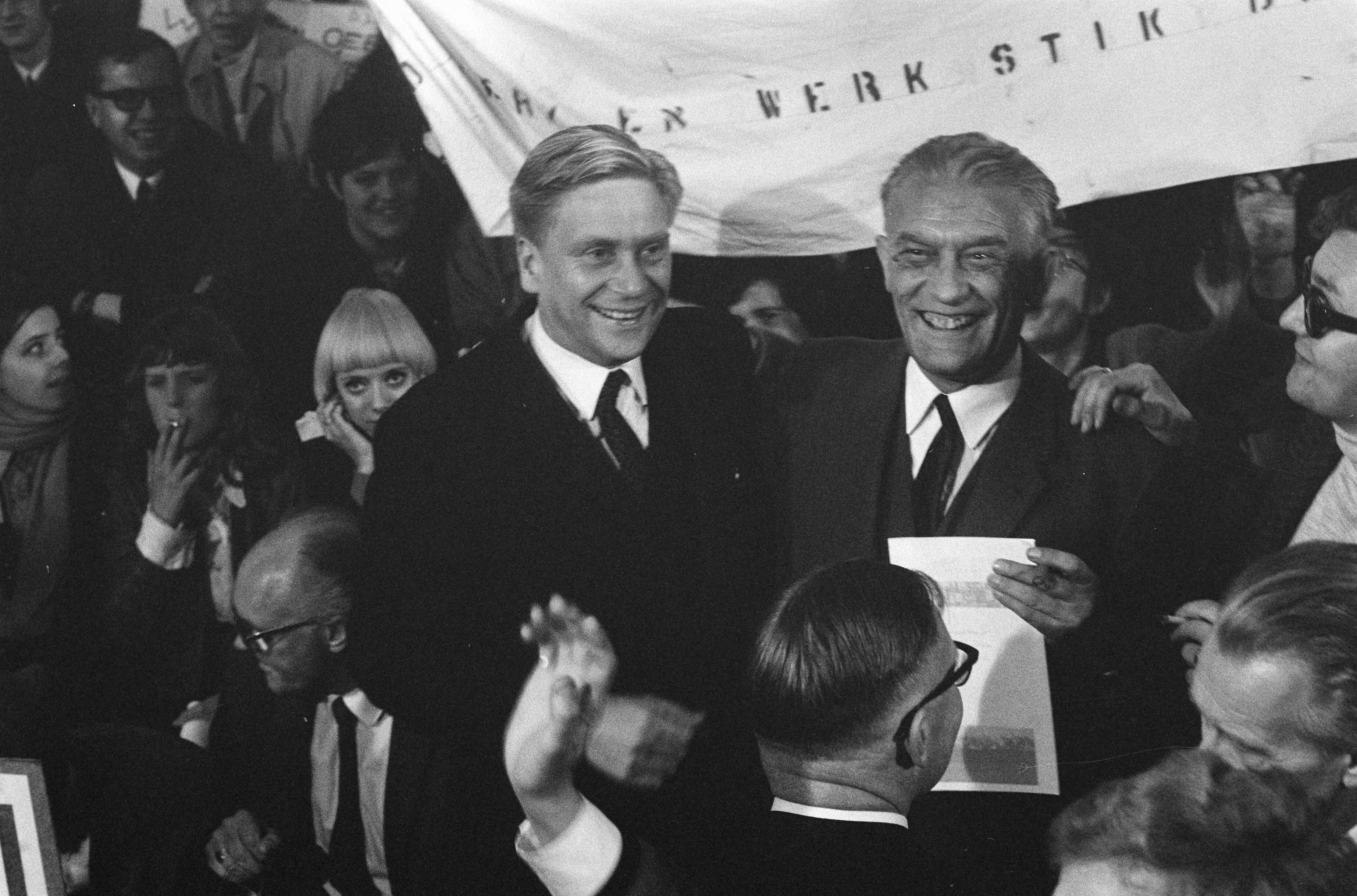 Fotocollectie Anefo — Demonstratie van Werkende Jongeren in Den Haag . In de circustent links minister Veringa en rechts Roolvink — Foto: Verhoeff, Bert / Anefo. Licentie: Set B: Rechtenvrij / Publiek Domein. Bron: Nationaal Archief. http://hdl.handle.net/10648/ab7fb260-d0b4-102d-bcf8-003048976d84