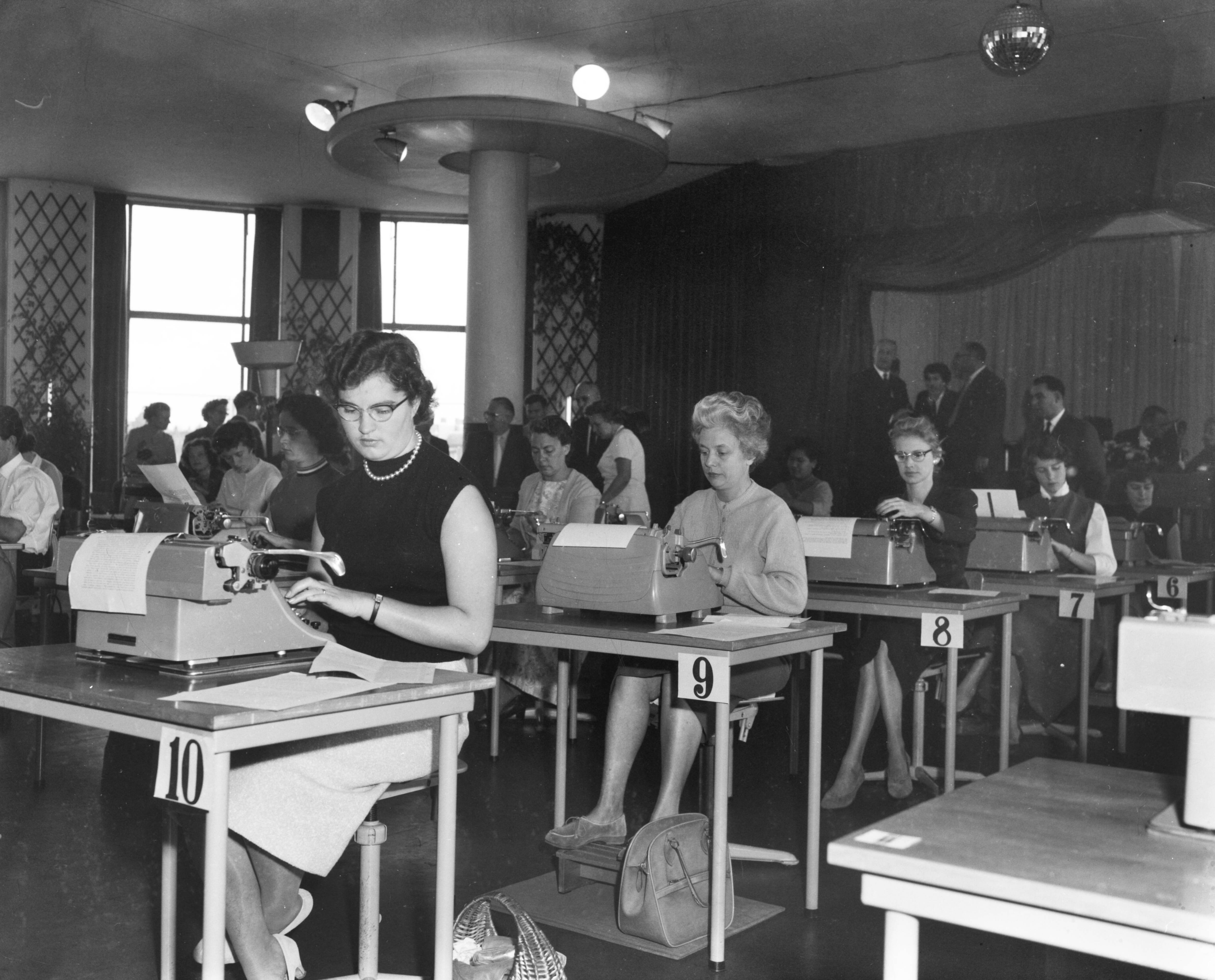 Fotocollectie Anefo — Nationaal kampioenschap machineschrijven in Den Haag — Foto: Behrens, Herbert F. / Anefo. Licentie: Set B: Rechtenvrij / Publiek Domein. Bron: Nationaal Archief. http://hdl.handle.net/10648/a9858e80-d0b4-102d-bcf8-003048976d84
