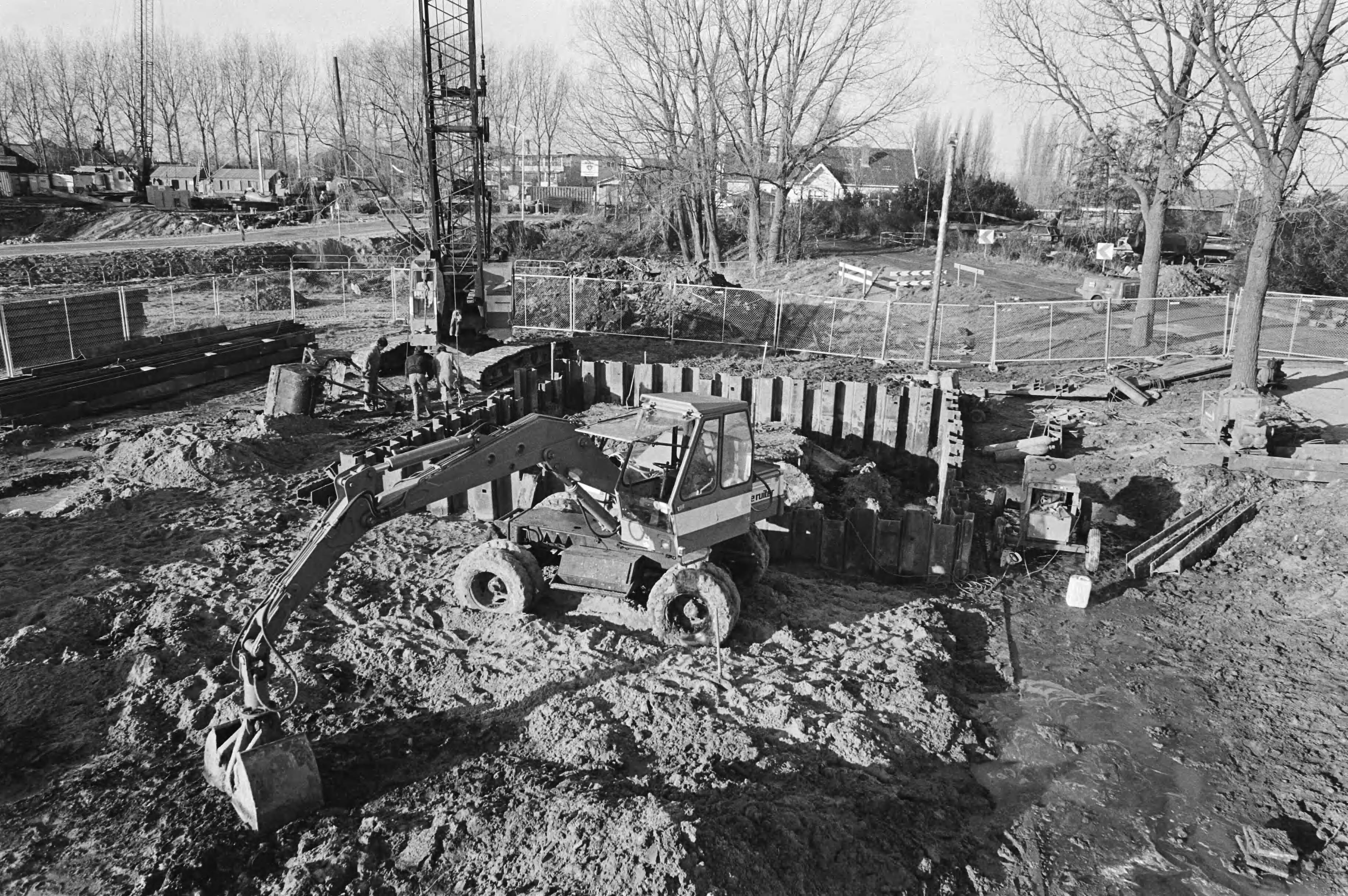 Fotocollectie Anefo — Purmerend zoekt nog steeds naar de Britse 1900-ponder vliegtuigbom, er is ook een nieuwe damwand geplaatst, opgravingswerkzaamheden — Foto: Antonisse, Marcel / Anefo. Licentie: Set B: Rechtenvrij / Publiek Domein. Bron: Nationaal Archief. http://hdl.handle.net/10648/acf042ae-d0b4-102d-bcf8-003048976d84