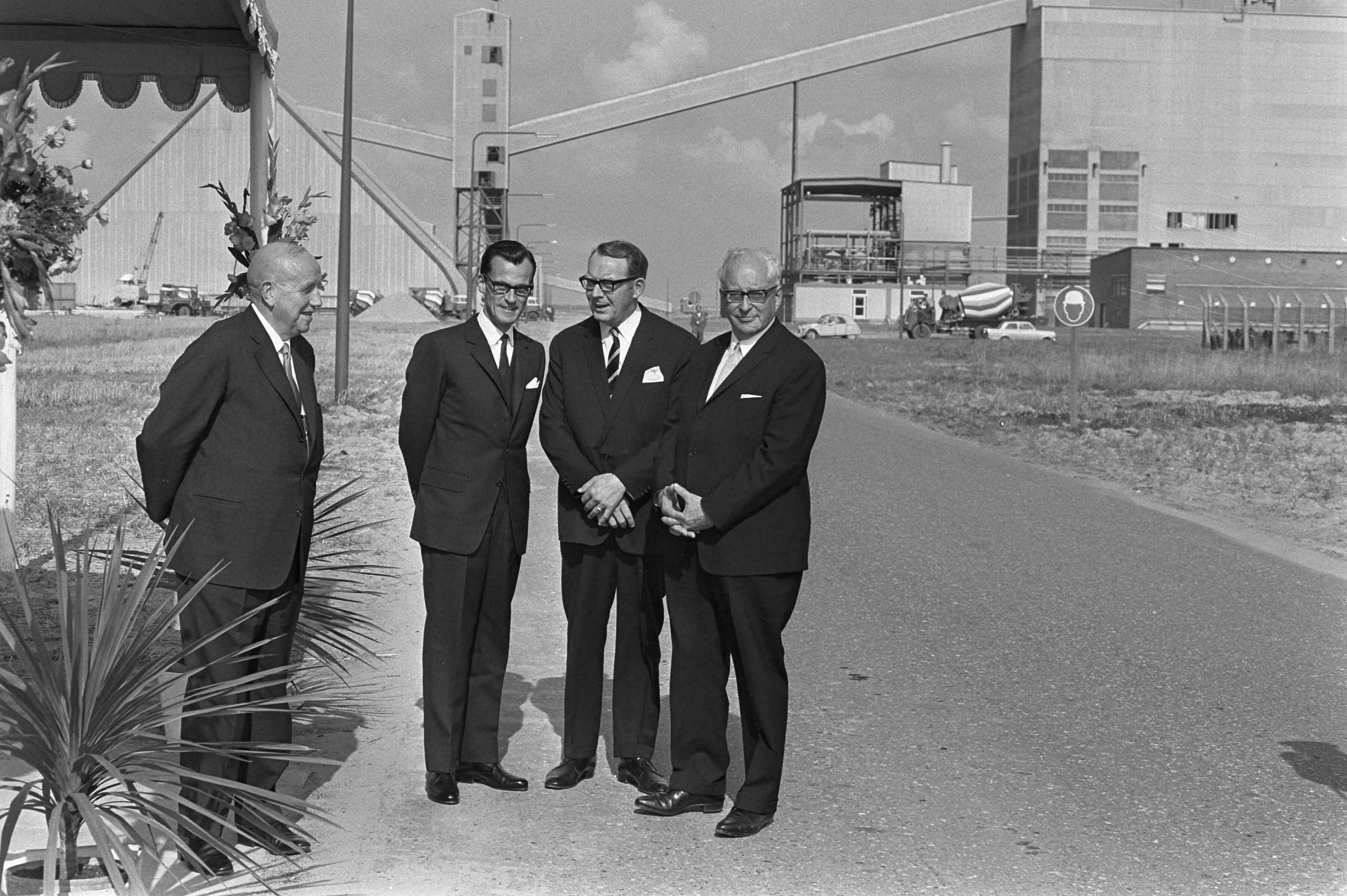 Prins Bernhard bezoekt Zeeland — Bij Hoechst Vlissingen wacht een delegatie op de aankomst van de prins — Foto: Fotograaf Onbekend / Anefo. Licentie: Set B: Rechtenvrij / Publiek Domein. Bron: Nationaal Archief. http://hdl.handle.net/10648/ab4d67d8-d0b4-102d-bcf8-003048976d84