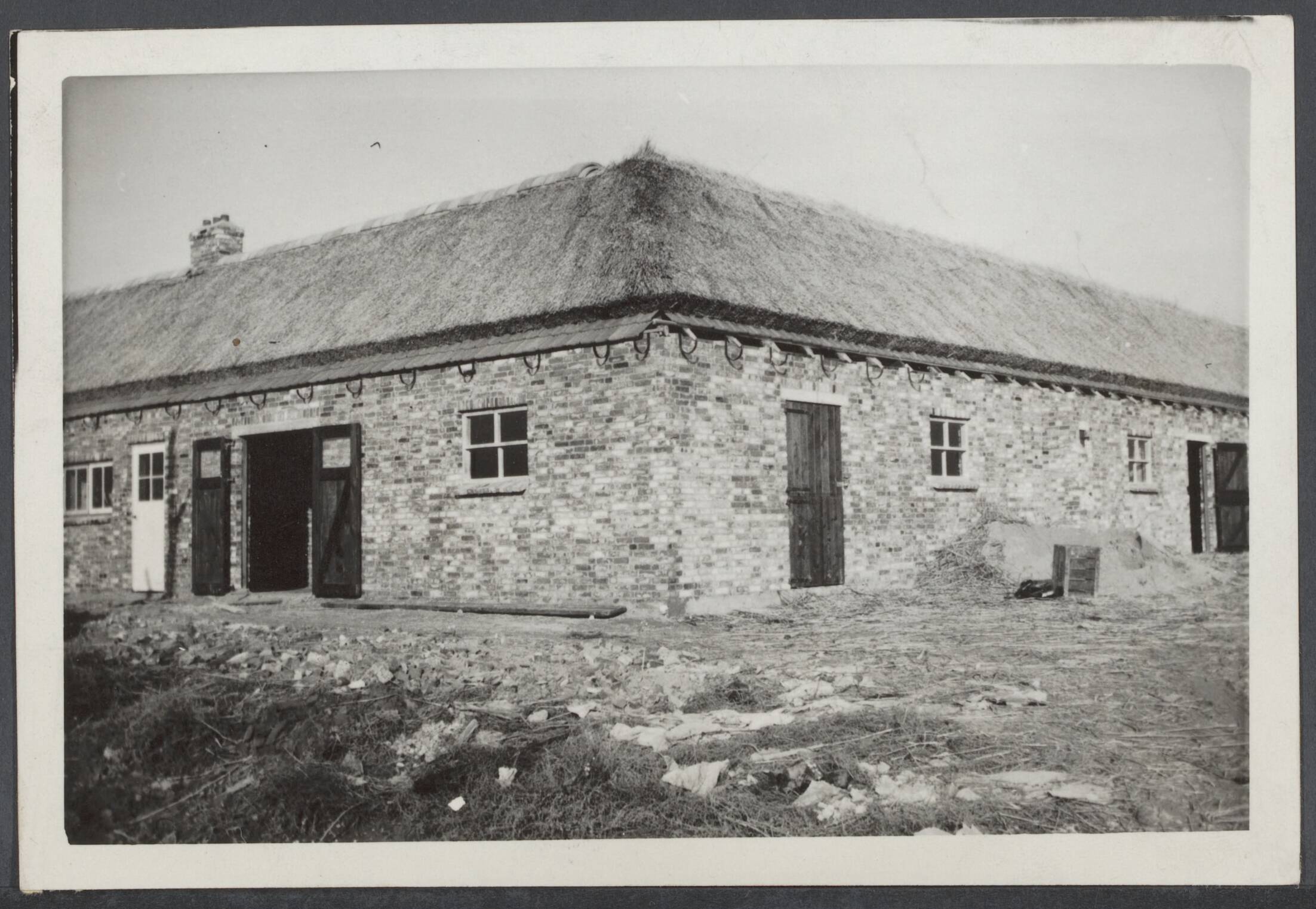 Wederopbouw voorzover niet onder plaats, gebouw. Herstel van 't leven na de oorlog. — Middelburg, 12 november 1946. De wederopbouw op Walcheren heeft reeds verscheidene nieuwe grote boerderijen opgeleverd. Een van deze nieuwe "nood" boerderijen — Foto: ANP / RVD of rechtenvrij. Licentie: Set B: Rechtenvrij / Publiek Domein. Bron: Nationaal Archief. http://hdl.handle.net/10648/998366cc-f6be-b6dc-f93c-08e17090d8f0