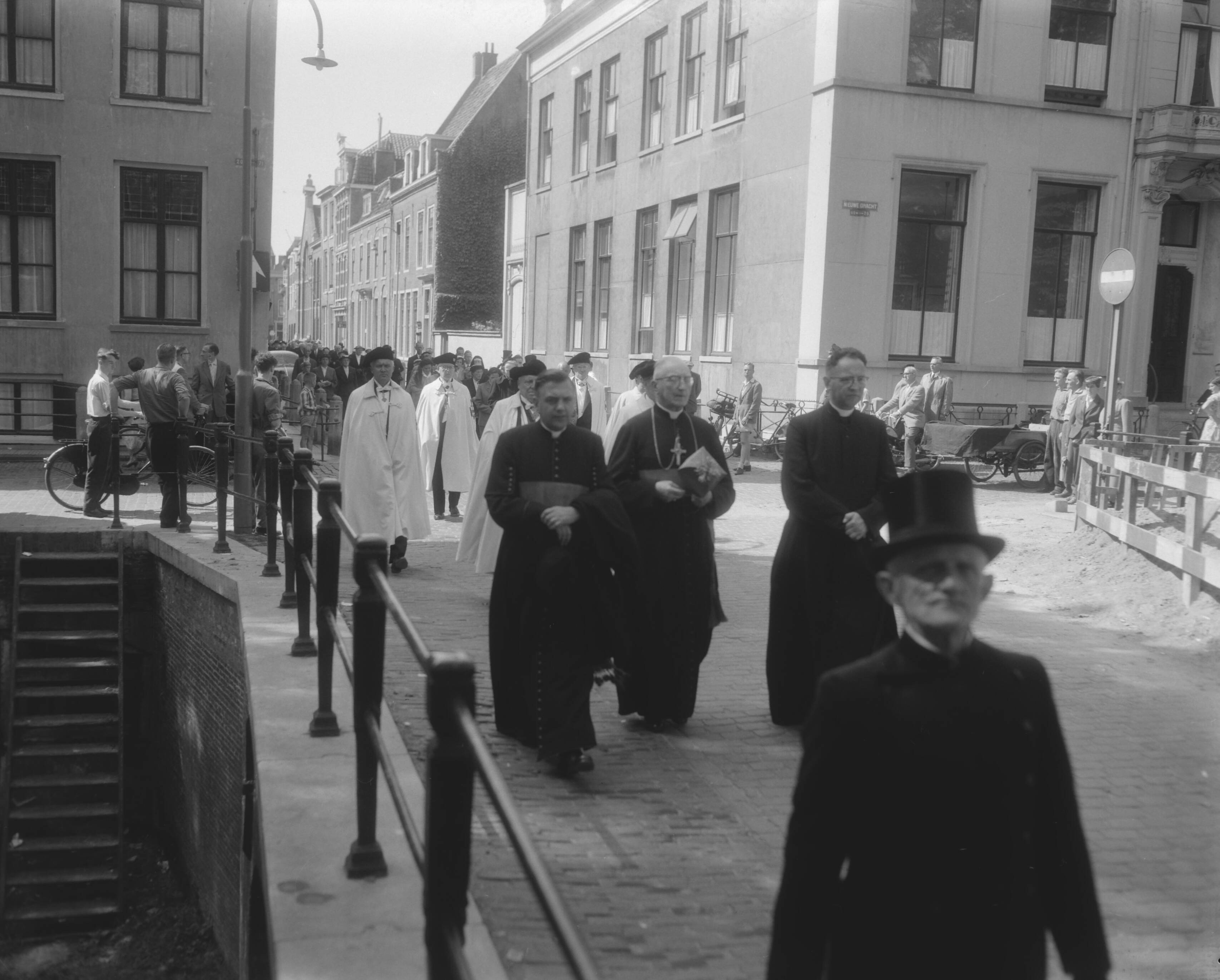 Fotocollectie Anefo — Uitvaart van de vicaris-generaal van Utrecht mgr. Th. Huurdeman te Utrecht — Foto: Pot, Harry / Anefo. Licentie: Set B: Rechtenvrij / Publiek Domein. Bron: Nationaal Archief. http://hdl.handle.net/10648/a9835c32-d0b4-102d-bcf8-003048976d84