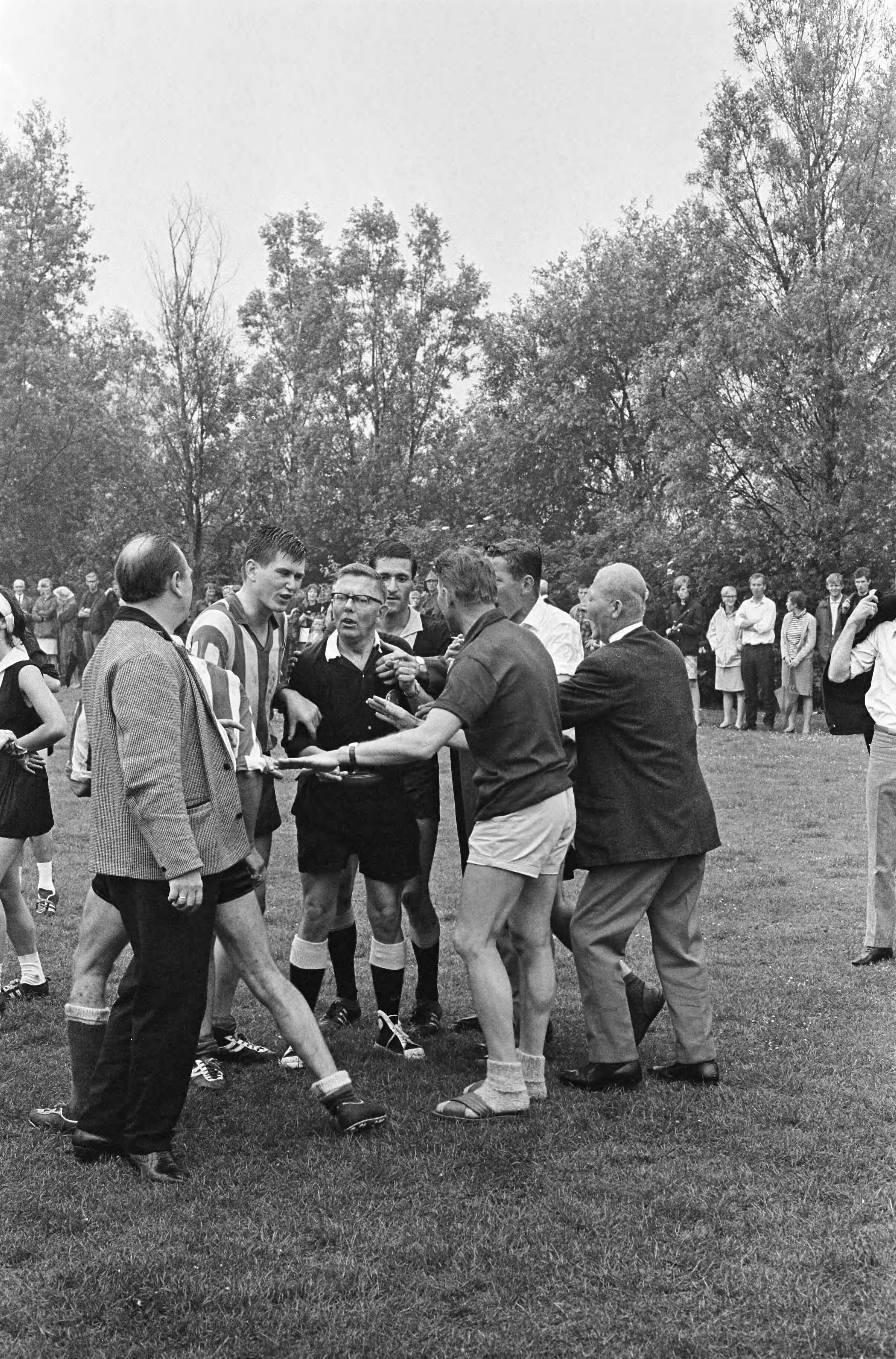 Fotocollectie Anefo — Korfbal. Roda Westzaan tegen ROHDA Amsterdam (4-5) , scheidsrechter Arends in moeilijkheden. — Foto: Nijs, Jac. de / Anefo. Licentie: Set B: Rechtenvrij / Publiek Domein. Bron: Nationaal Archief. http://hdl.handle.net/10648/aaee5608-d0b4-102d-bcf8-003048976d84