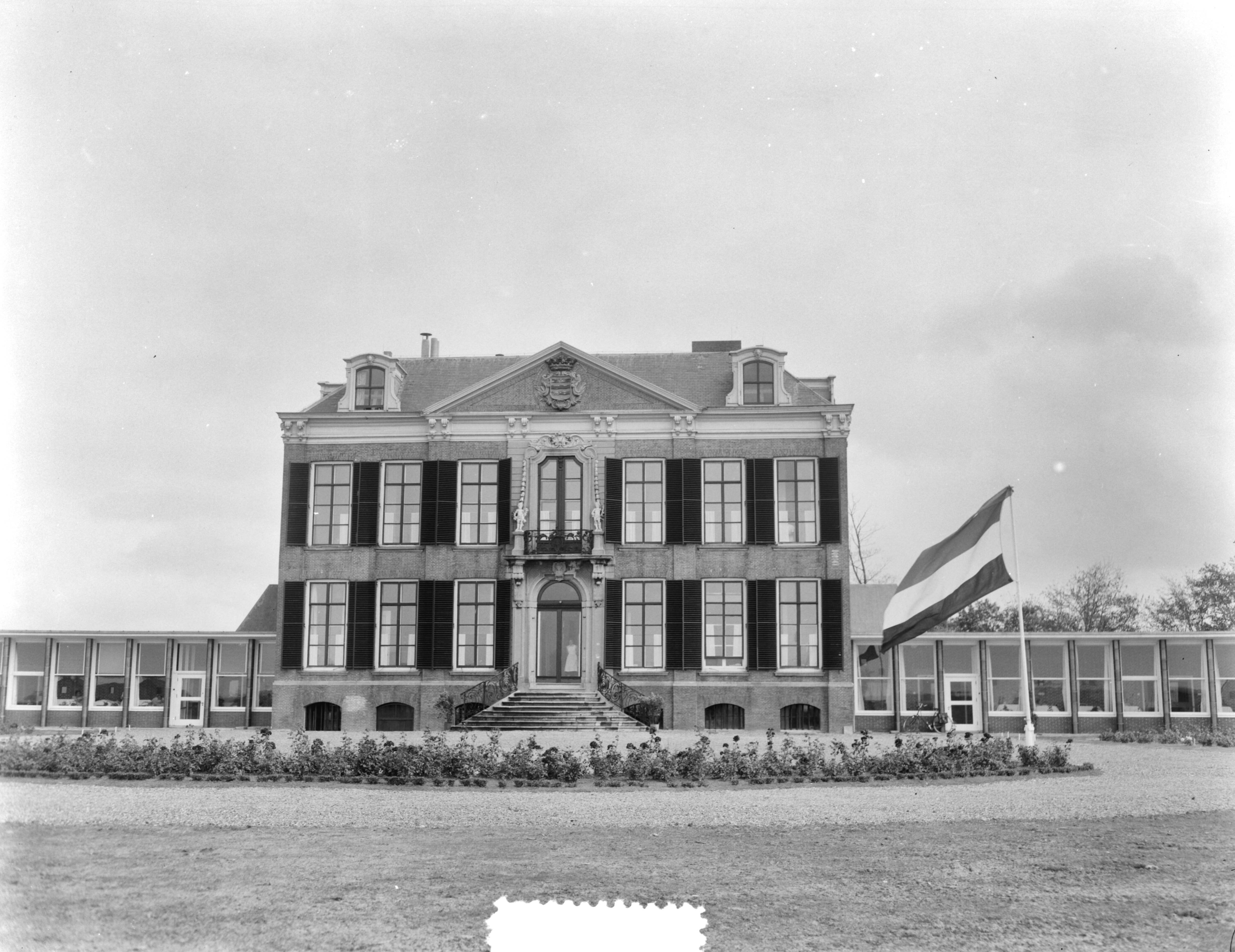 Koningin Juliana bezoekt Koudekerke — Koningin Juliana op Duiveland, Het verpleeghuis Der Boede in Koudekerke, met aan weerszijden de nieuwe vleugels — Foto: Duinen, G.W. van / Anefo. Licentie: Set B: Rechtenvrij / Publiek Domein. Bron: Nationaal Archief. http://hdl.handle.net/10648/a9143aaa-d0b4-102d-bcf8-003048976d84