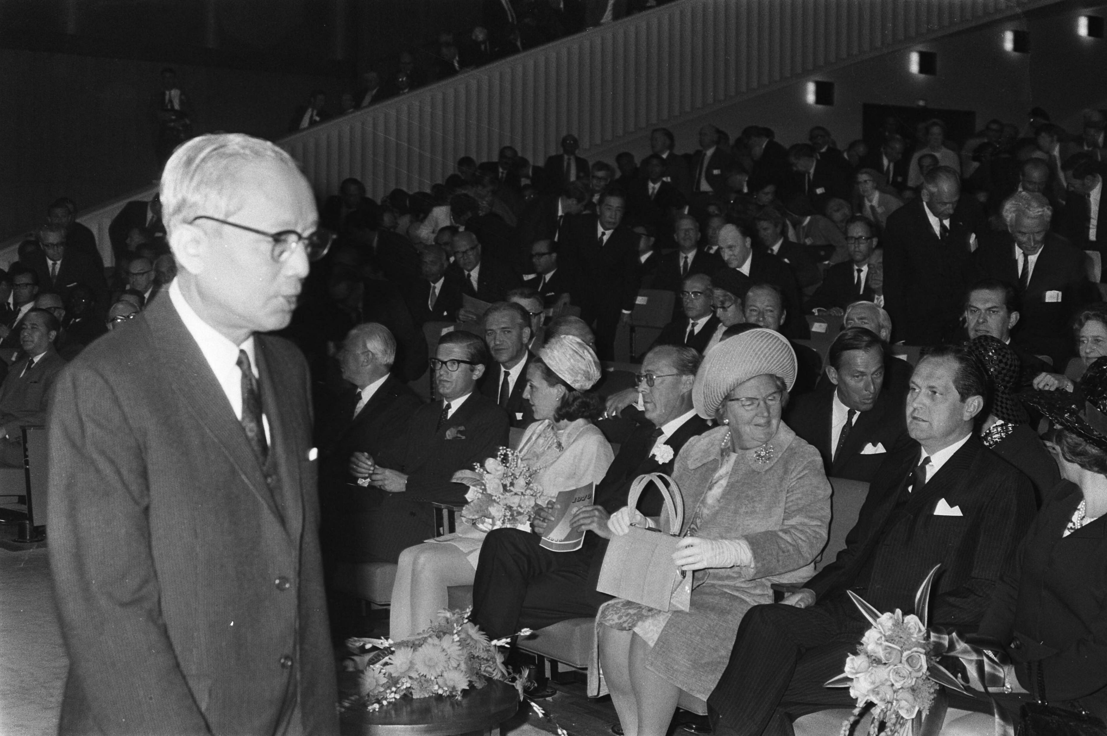 Fotocollectie Anefo — Koningin Juliana opent het tweede FAO-Wereldvoedselcongres in Congrescentrum, Den Haag ; v.l.n.r. Oe Thant , Pieter van Vollenhoven, prinses Margriet , prins Bernhard — Foto: Mieremet, Rob / Anefo. Licentie: Set B: Rechtenvrij / Publiek Domein. Bron: Nationaal Archief. http://hdl.handle.net/10648/ab99bdea-d0b4-102d-bcf8-003048976d84