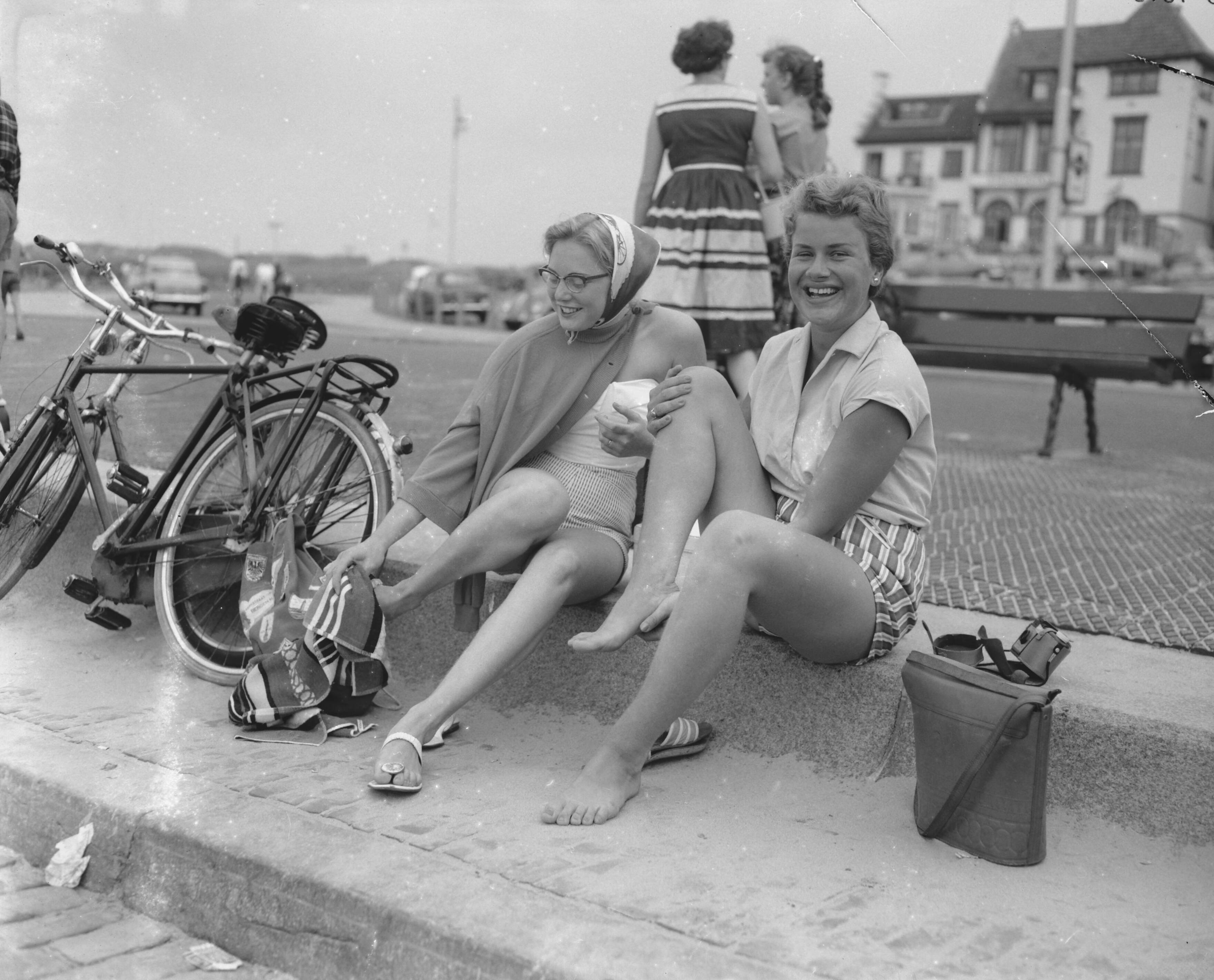 Fotocollectie Anefo — Strandleven te Scheveningen, meisjes op de boulevard — Foto: Behrens, Herbert F. / Anefo. Licentie: Set B: Rechtenvrij / Publiek Domein. Bron: Nationaal Archief. http://hdl.handle.net/10648/a982c9fc-d0b4-102d-bcf8-003048976d84