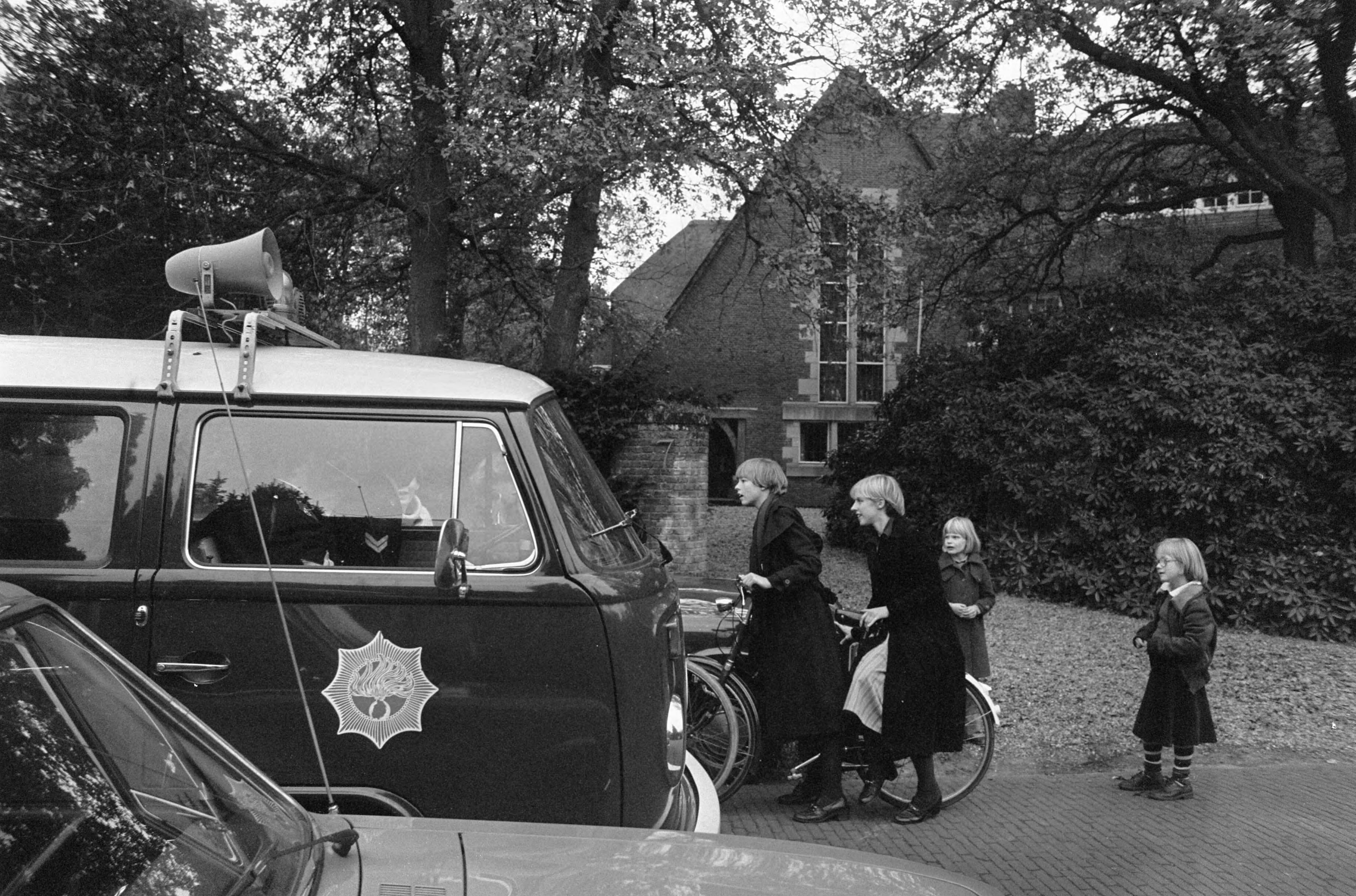 Fotocollectie Anefo — Poging oorlogsmisdadiger Pieter Menten in Blaricum aan houden, mislukt; villa van Menten met politieautos — Foto: Croes, Rob C. / Anefo. Licentie: Set B: Rechtenvrij / Publiek Domein. Bron: Nationaal Archief. http://hdl.handle.net/10648/ac8ffa34-d0b4-102d-bcf8-003048976d84