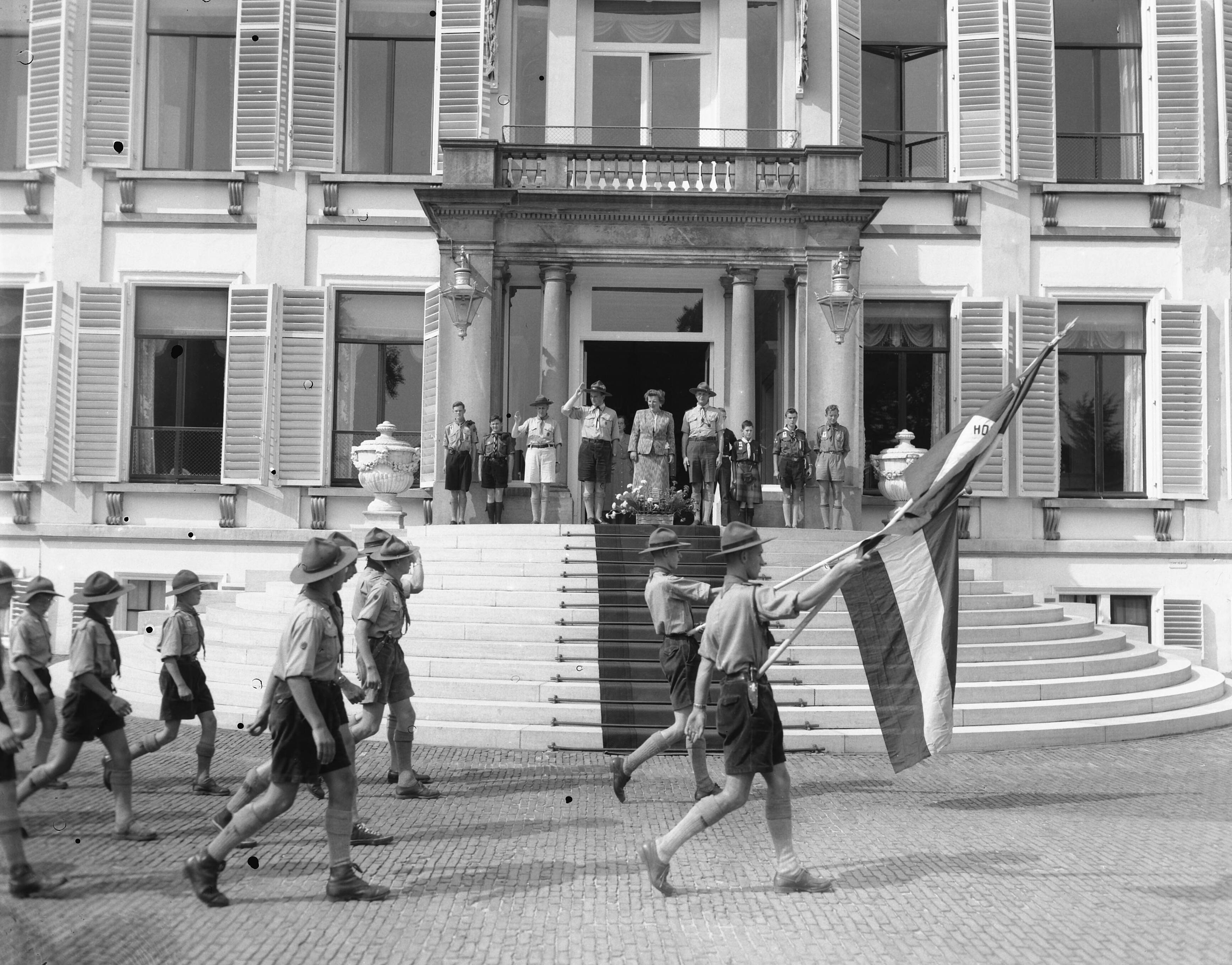 Fotocollectie Anefo — 300 padvinders bezoeken koningin Juliana op paleis Soestdijk — Foto: Noske, J.D. / Anefo. Licentie: Set B: Rechtenvrij / Publiek Domein. Bron: Nationaal Archief. http://hdl.handle.net/10648/a93929e6-d0b4-102d-bcf8-003048976d84