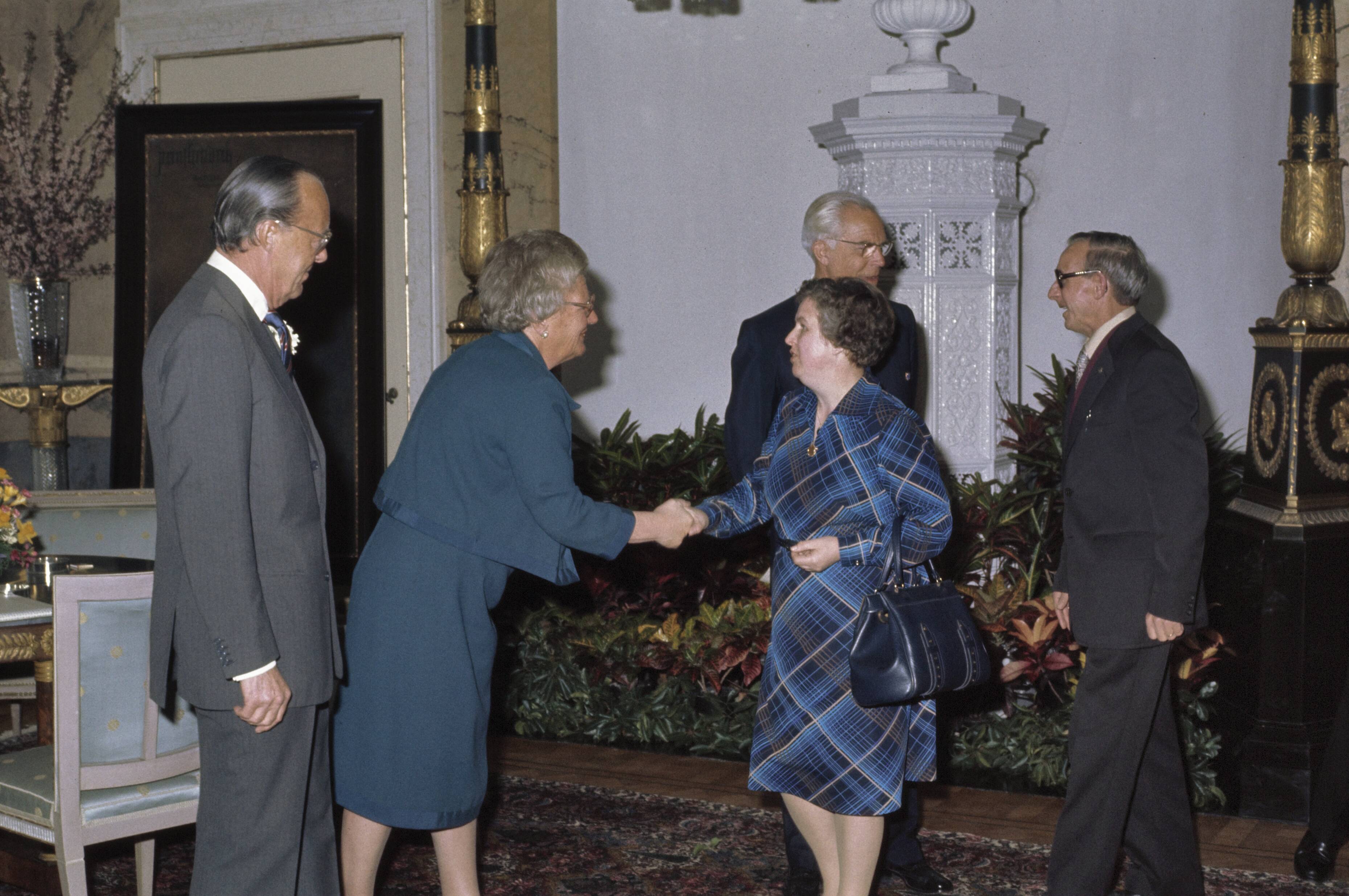 Fotocollectie Anefo — Koningin Juliana en prins Bernhard ontvangen dragers huwelijksmedailles op Soestdijk — Foto: Suyk, Koen / Anefo. Licentie: Set B: Rechtenvrij / Publiek Domein. Bron: Nationaal Archief. http://hdl.handle.net/10648/ad9421ee-d0b4-102d-bcf8-003048976d84