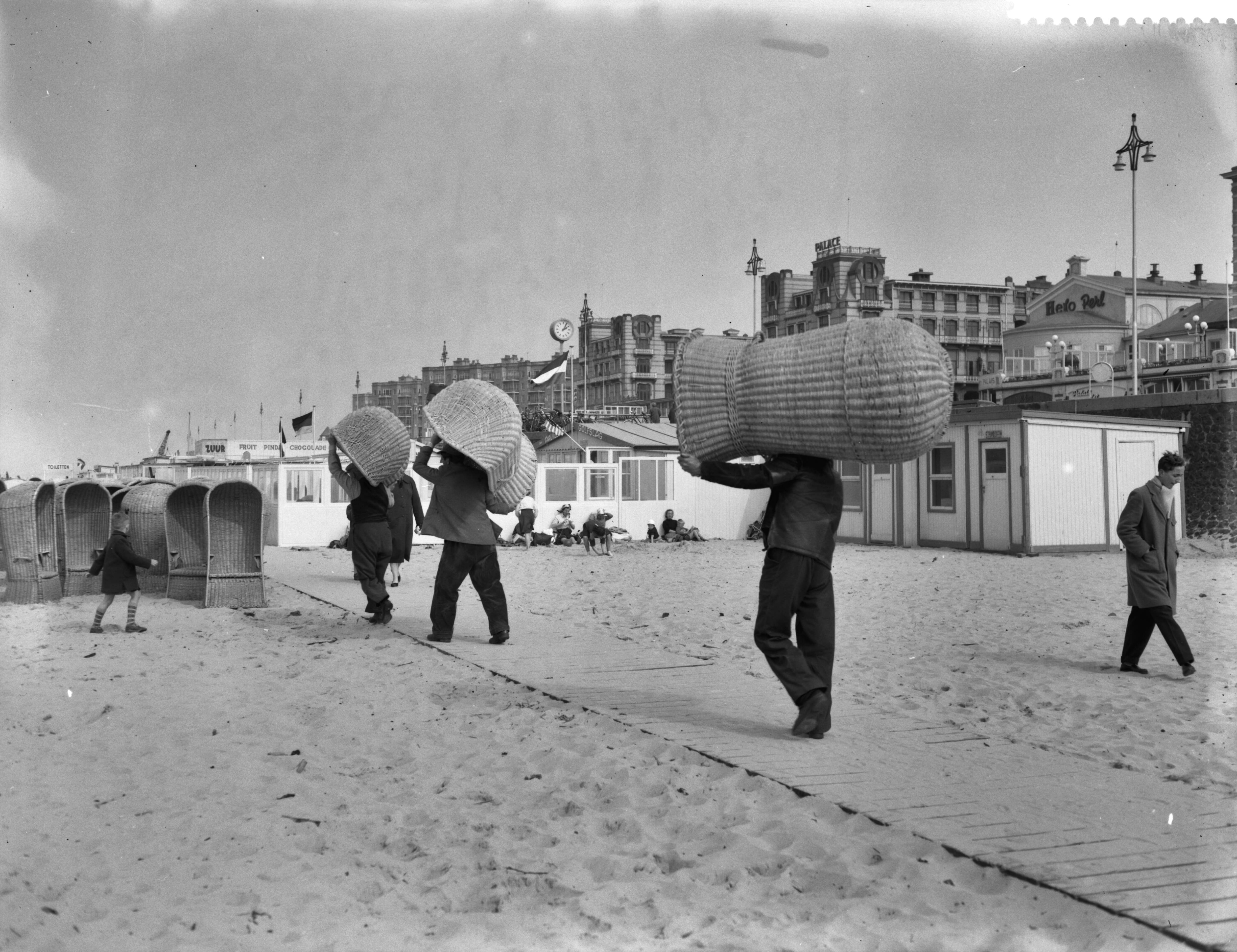 Fotocollectie Anefo — Scheveningen maakt zich op voor de Paasdrukte — Foto: Rossem, Wim van / Anefo. Licentie: Set B: Rechtenvrij / Publiek Domein. Bron: Nationaal Archief. http://hdl.handle.net/10648/a9792dac-d0b4-102d-bcf8-003048976d84