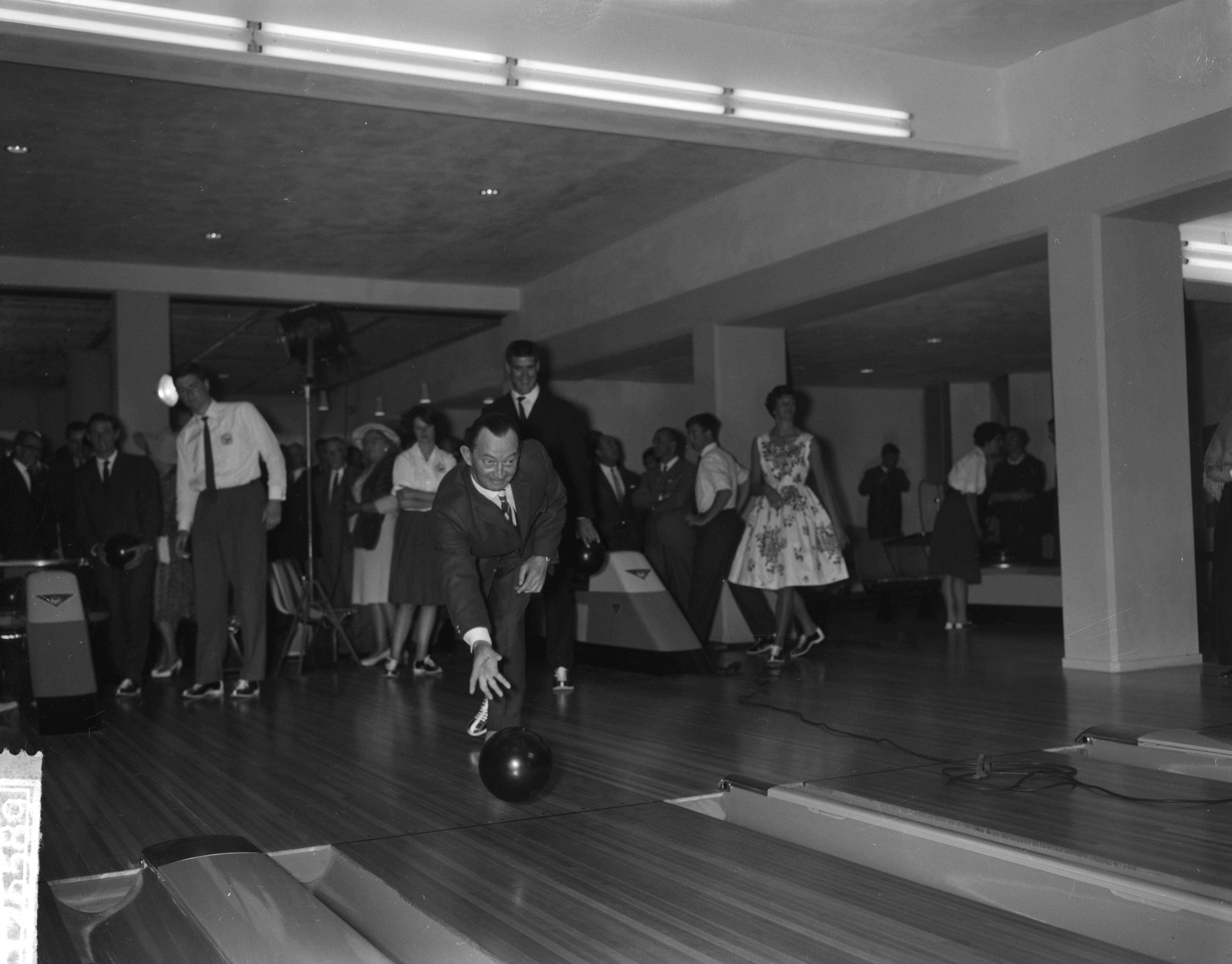 Fotocollectie Anefo — Opening "Bowling Hall" in Scheveningen door Prins Bernhard. Bep Bakhuis werpt een bowling bal — Foto: Bilsen, Joop van / Anefo. Licentie: Set B: Rechtenvrij / Publiek Domein. Bron: Nationaal Archief. http://hdl.handle.net/10648/a9da5ff0-d0b4-102d-bcf8-003048976d84