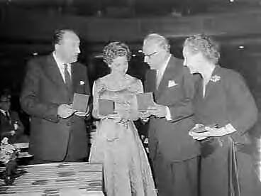 Fotocollectie Anefo — Uitreiking toneelprijzen, Vier van de zes die Bouwmeesterprijzen in ontvangst mochten nemen: Johan Fiolet met zijn bronzen medaille, Myra Ward met de Theo d'Or, Cees Laseur met zijn zilveren medaille en Mimi Boesnach met haar bronzen medaille (van links naar rechts). — Foto: Bilsen, Joop van / Anefo. Licentie: Set B: Rechtenvrij / Publiek Domein. Bron: Nationaal Archief. http://hdl.handle.net/10648/a96135f8-d0b4-102d-bcf8-003048976d84