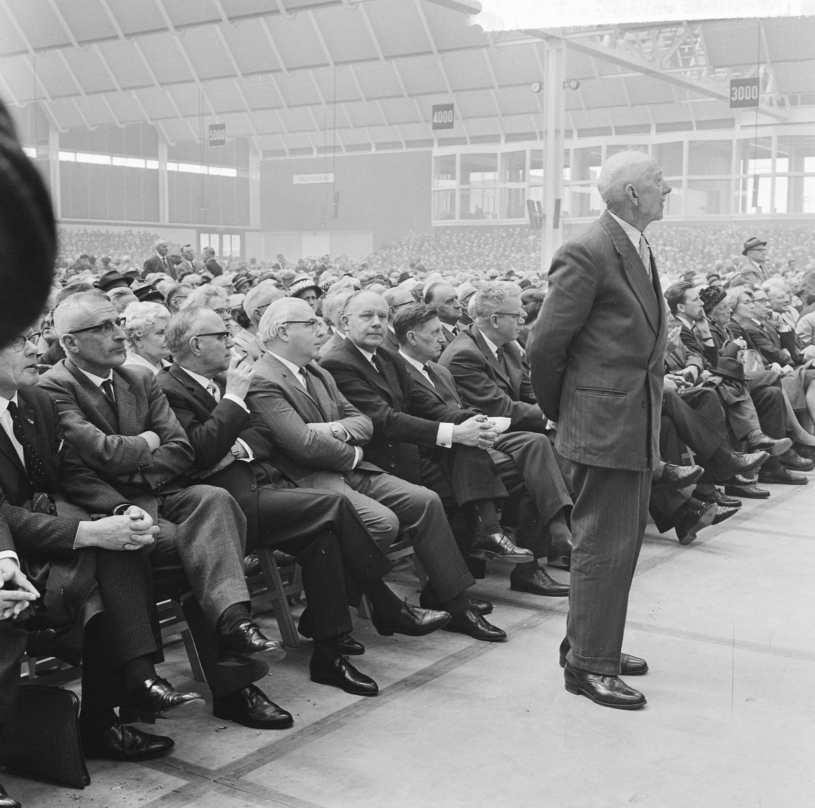 Fotocollectie Anefo — 20.000 bejaarden demonstreren voor meer AOW in Irenehal te Utrecht, overzicht — Foto: Koch, Eric / Anefo. Licentie: Set B: Rechtenvrij / Publiek Domein. Bron: Nationaal Archief. http://hdl.handle.net/10648/aa685a62-d0b4-102d-bcf8-003048976d84