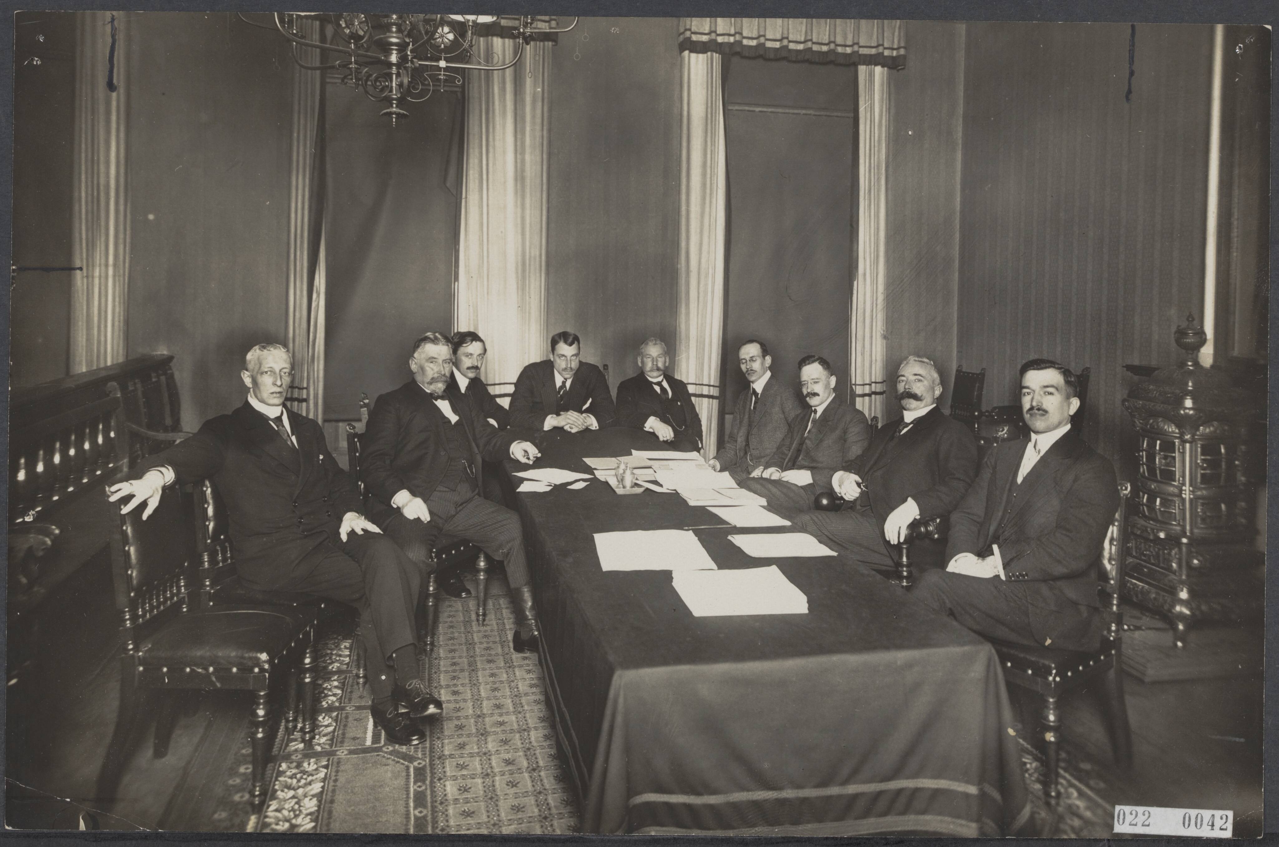 Fotocollectie Elsevier Binnenland — Vergadering van burgemeesters uit de Zaanstreek. Hieraan namen deel de burgemeesters van Zaandam, West- en Oostzaan, Koog a/d Zaan, Zaandijk, Wormerveer en Krommenie — Foto: Fotopersbureau "Holland". Licentie: Set B: Rechtenvrij / Publiek Domein. Bron: Nationaal Archief. http://hdl.handle.net/10648/add0ea8e-d0b4-102d-bcf8-003048976d84