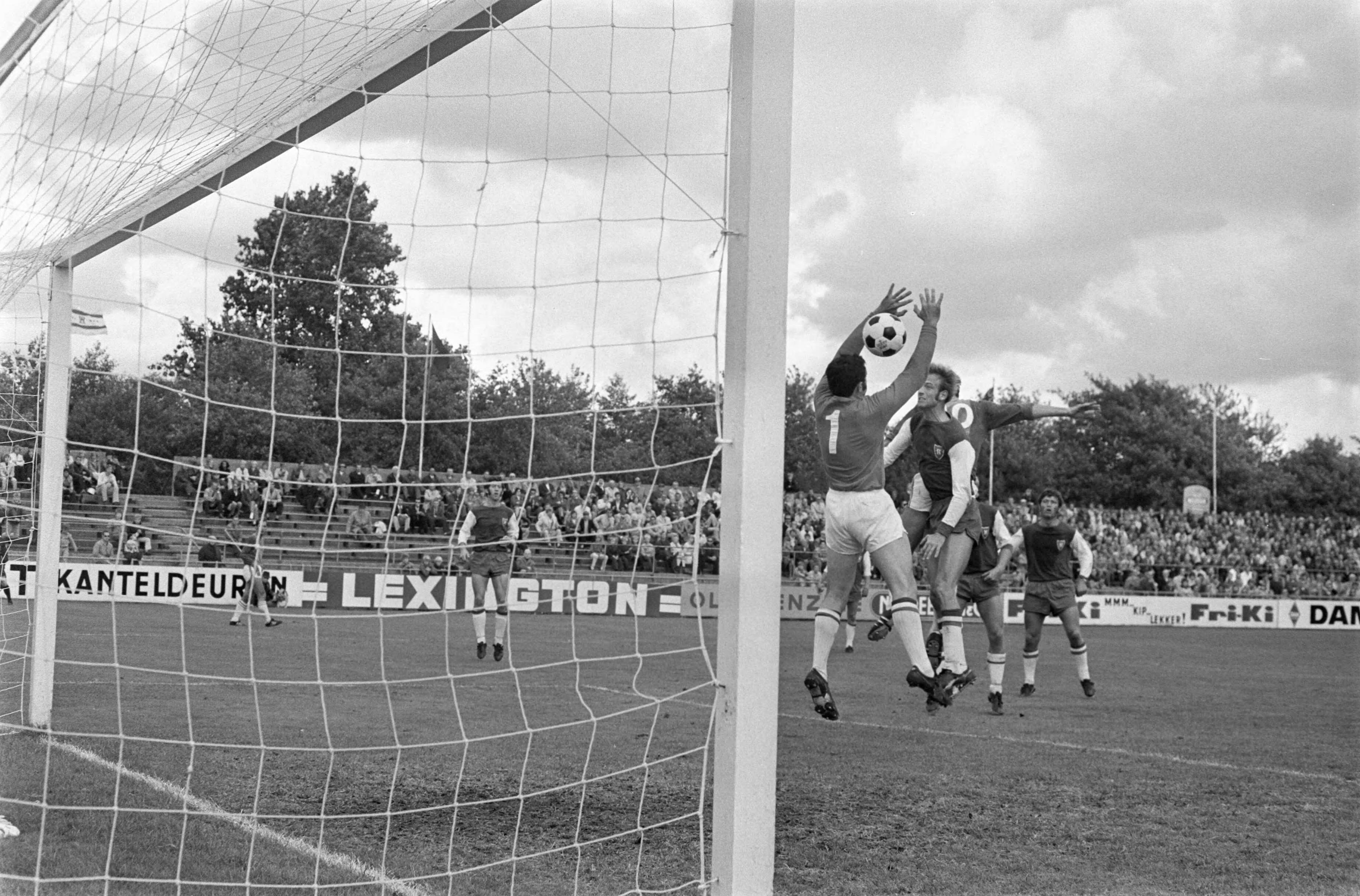 Fotocollectie Anefo — Haarlem tegen ADO 0-2; 0-2 doelpunt — Foto: Mieremet, Rob / Anefo. Licentie: Set B: Rechtenvrij / Publiek Domein. Bron: Nationaal Archief. http://hdl.handle.net/10648/aba319e4-d0b4-102d-bcf8-003048976d84