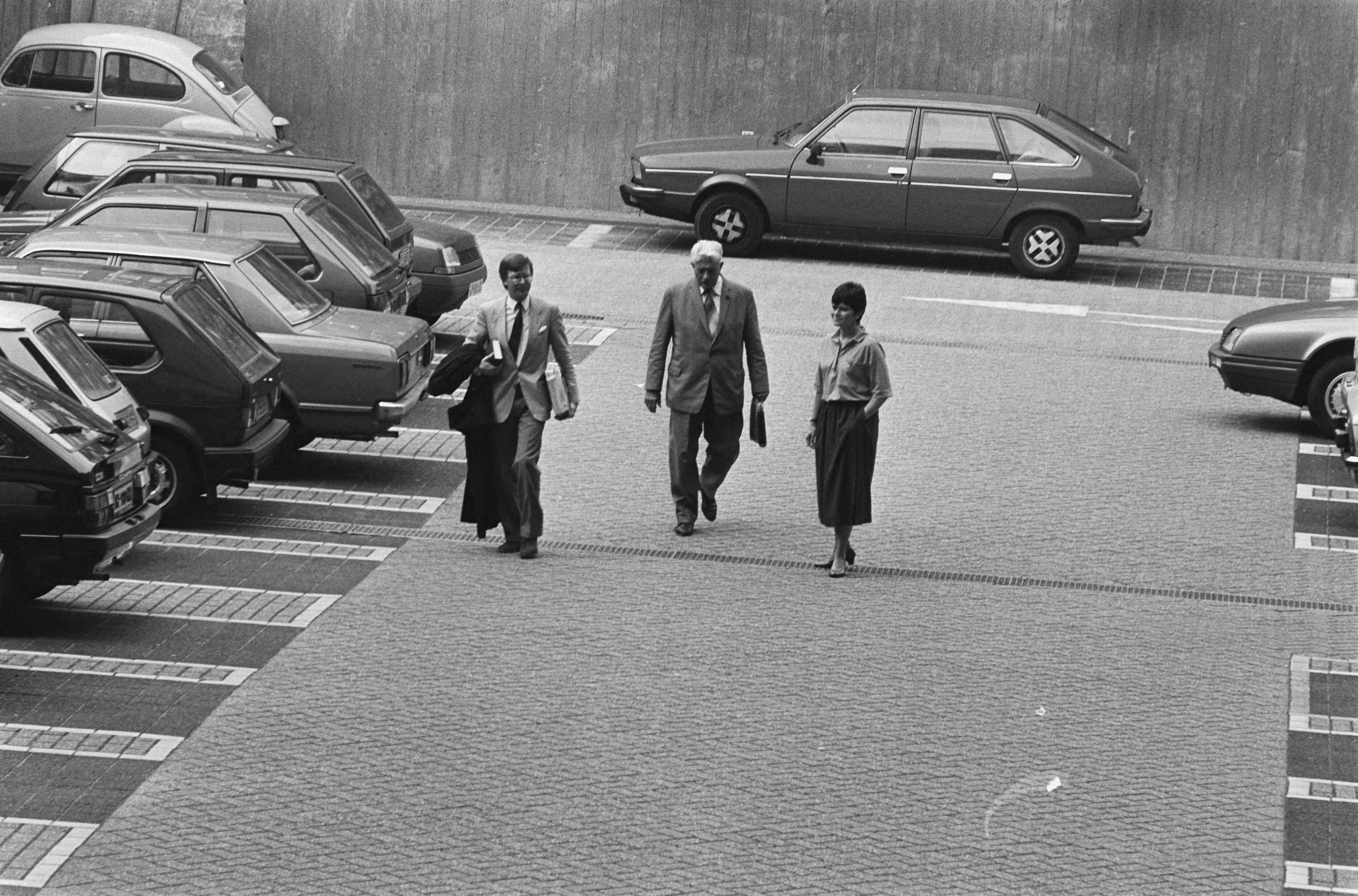 Fotocollectie Anefo — Hoger beroep Openbaar Ministerie tegen J. de Vries , ex-RSV-topman in Den Haag ; de Vries (m), zijn raadsman (l) en bij aankomst / — Foto: Bogaerts, Rob / Anefo. Licentie: Set B: Rechtenvrij / Publiek Domein. Bron: Nationaal Archief. http://hdl.handle.net/10648/ad557908-d0b4-102d-bcf8-003048976d84