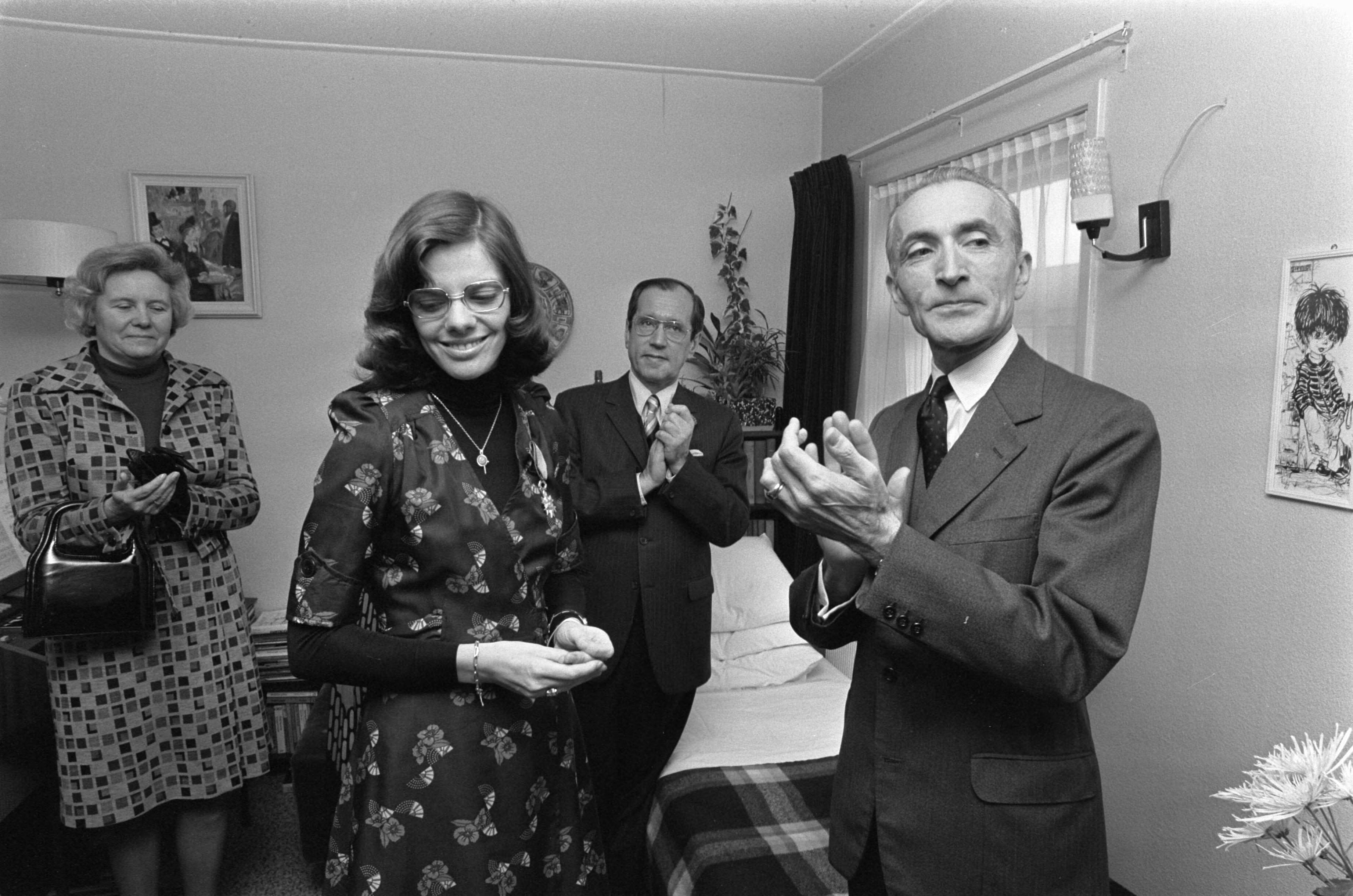 Fotocollectie Anefo — Franse ambassadeur Senard geeft onderscheiding "Ordre National de Merite" aan 3 agenten die betrokken waren bij gijzeling in Den Haag — Foto: Mieremet, Rob / Anefo. Licentie: Set B: Rechtenvrij / Publiek Domein. Bron: Nationaal Archief. http://hdl.handle.net/10648/ac57d78a-d0b4-102d-bcf8-003048976d84