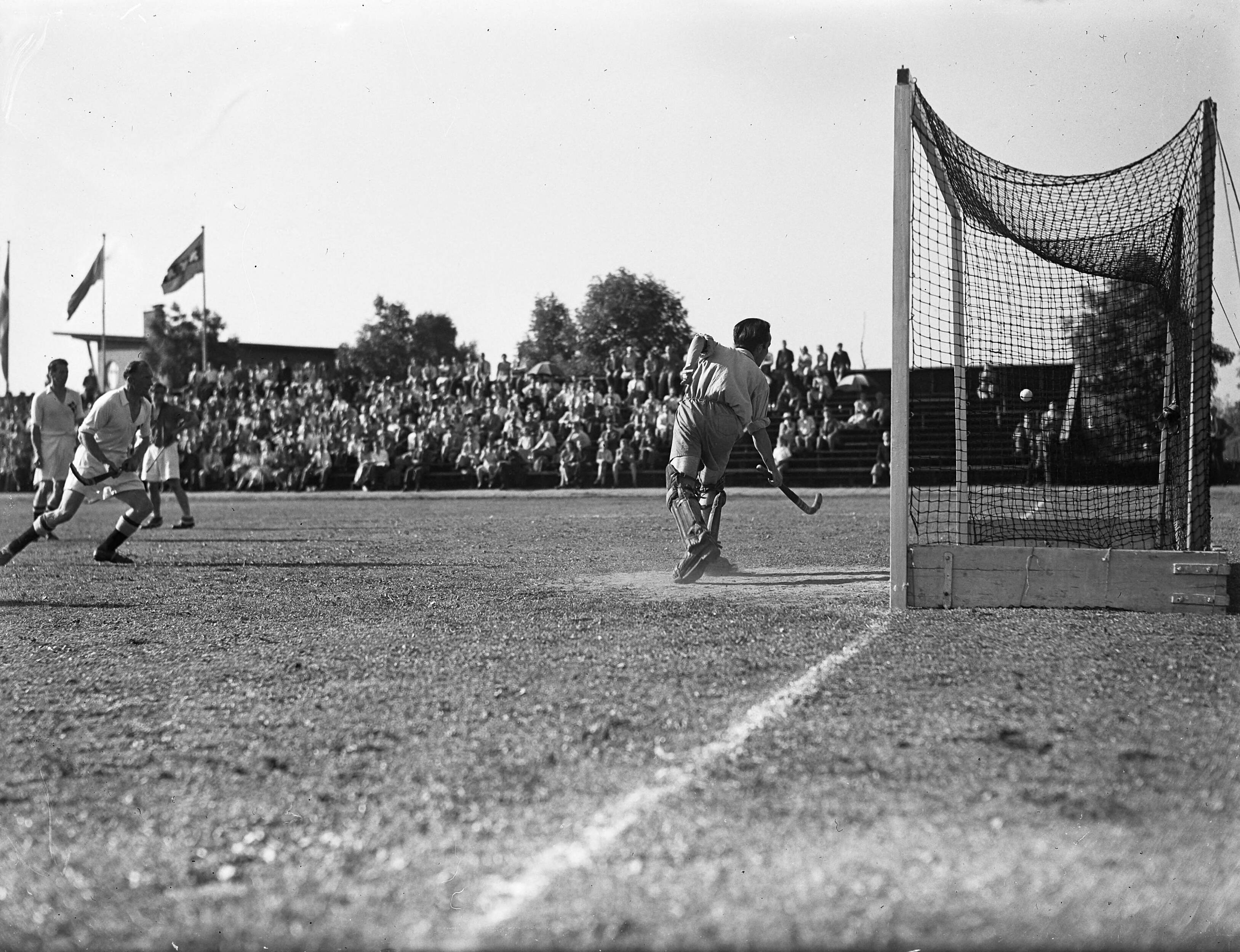 Fotocollectie Anefo — Hockey. Holland tegen Denemarken 2-2 — Foto: Noske, J.D. / Anefo. Licentie: Set B: Rechtenvrij / Publiek Domein. Bron: Nationaal Archief. http://hdl.handle.net/10648/a8a8c8c4-d0b4-102d-bcf8-003048976d84