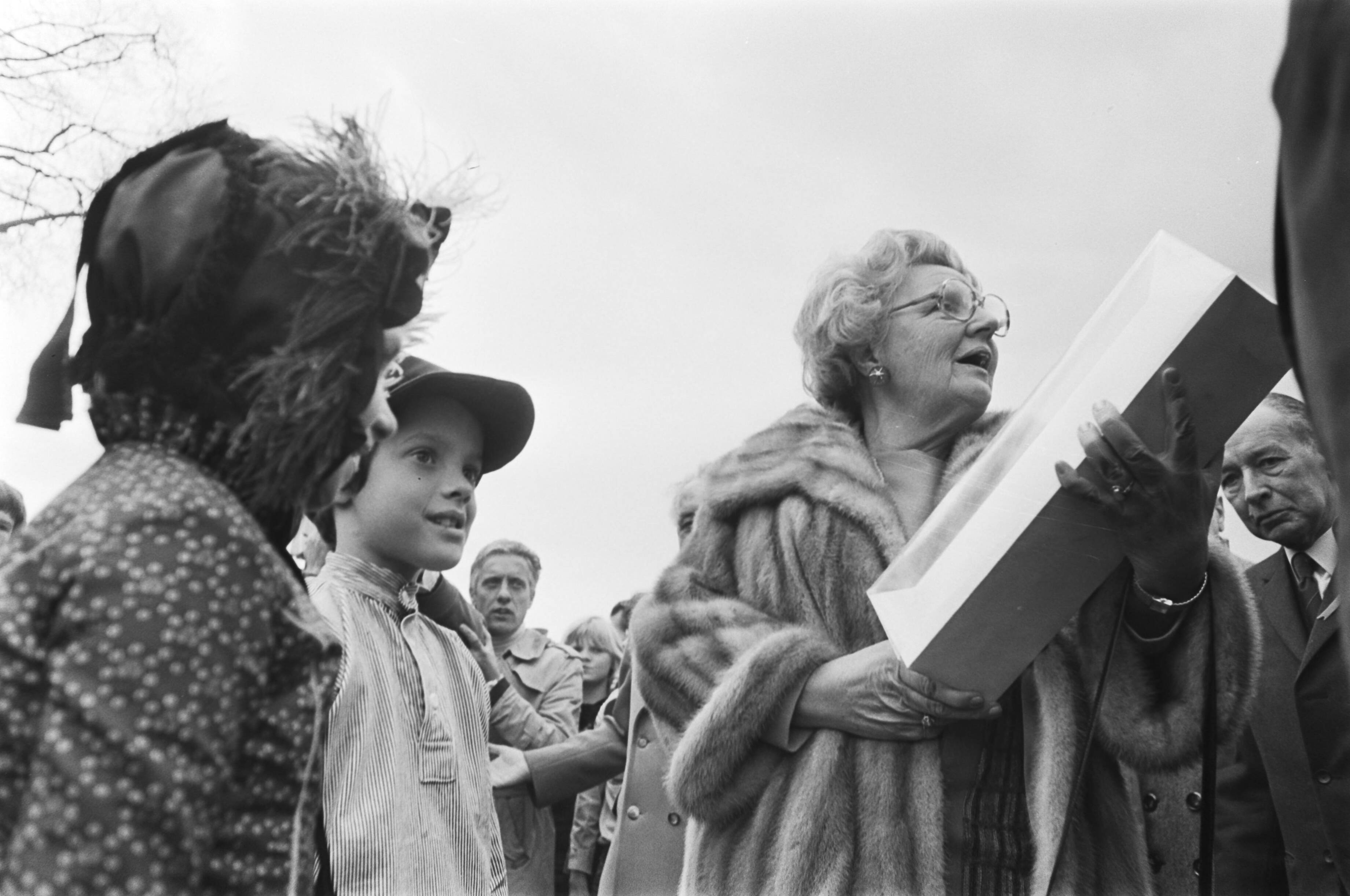 Fotocollectie Anefo — Defile Soestdijk; Juliana ontvangt cadeau — Foto: Mieremet, Rob / Anefo. Licentie: Set B: Rechtenvrij / Publiek Domein. Bron: Nationaal Archief. http://hdl.handle.net/10648/ac82a244-d0b4-102d-bcf8-003048976d84