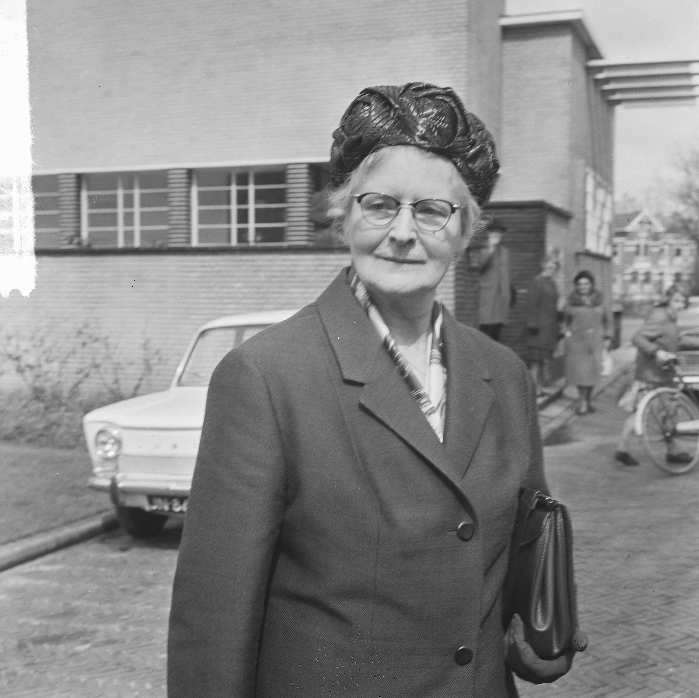 Fotocollectie Anefo — Anneke Beekman getrouwd op het stadhuis te Hilversum met Marcel A. Fournier, een van de gezusters Van Moorst (met bril) — Foto: Koch, Eric / Anefo. Licentie: Set B: Rechtenvrij / Publiek Domein. Bron: Nationaal Archief. http://hdl.handle.net/10648/aaa10c90-d0b4-102d-bcf8-003048976d84