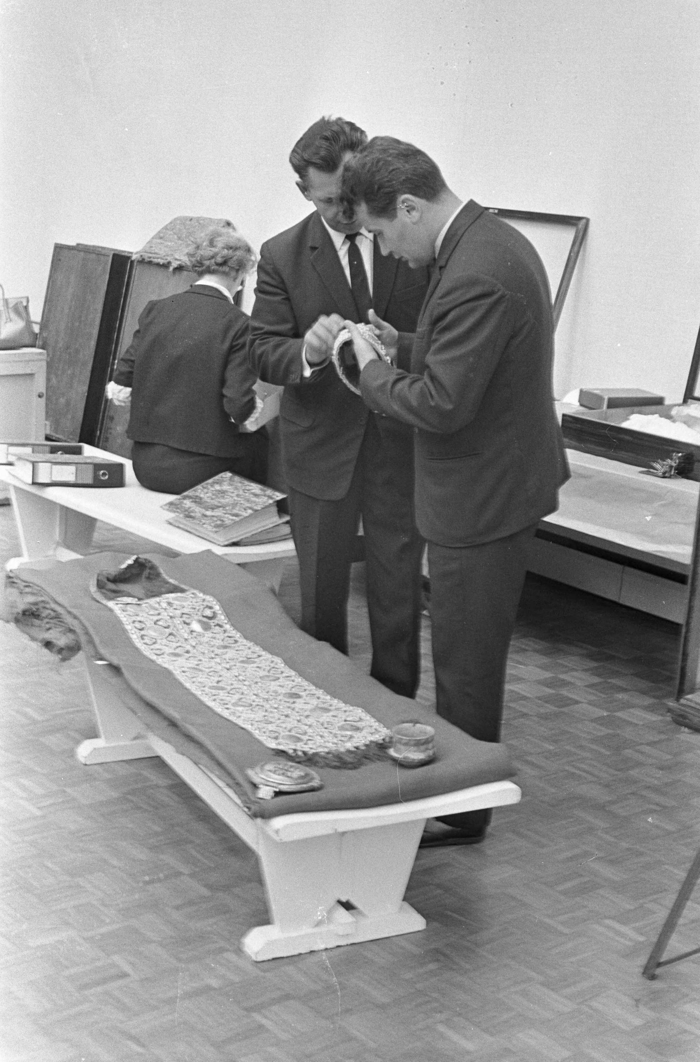 Fotocollectie Anefo — Expositie Russische kunstschatten te Den Haag , de collectie wordt uitgepakt — Foto: Voets, Jan / Anefo. Licentie: Set B: Rechtenvrij / Publiek Domein. Bron: Nationaal Archief. http://hdl.handle.net/10648/aaf80aa4-d0b4-102d-bcf8-003048976d84