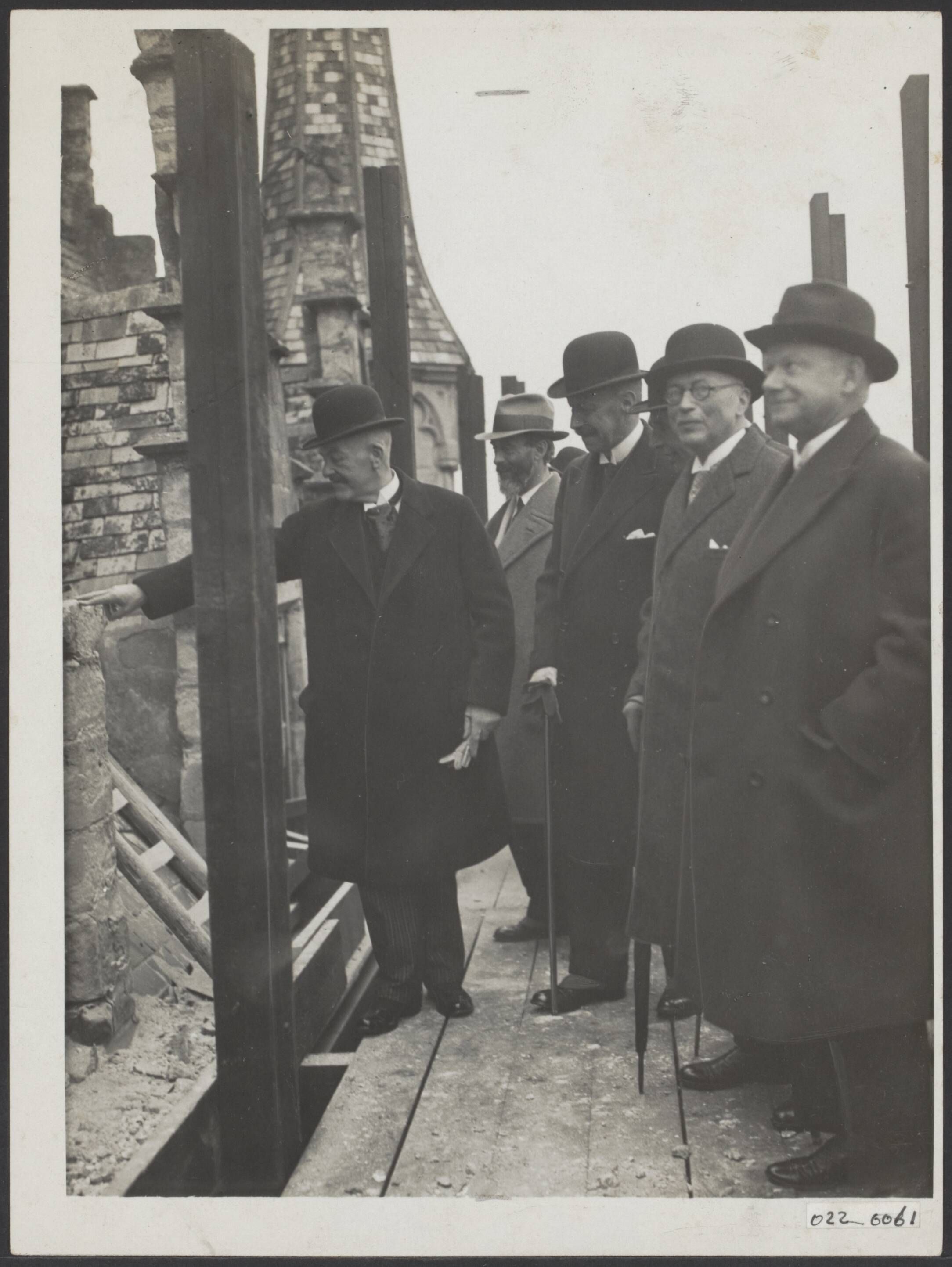 Fotocollectie Elsevier Binnenland — Ter gelegenheid van het aanbieden van de bouwpenning voor de restauratie van oude gebouwen te Veere werd een bezoek aan Veere gebracht. De burgemeester van Veere toont aan jhr. Quarles van Ufford (rechts naast hem) en enige andere commissieleden boven op de steiger welke om het oude stadhuis is geplaatst, de vorderingen van de restauratie — Foto: N.V. Polygoon. Licentie: Set B: Rechtenvrij / Publiek Domein. Bron: Nationaal Archief. http://hdl.handle.net/10648/add0f920-d0b4-102d-bcf8-003048976d84