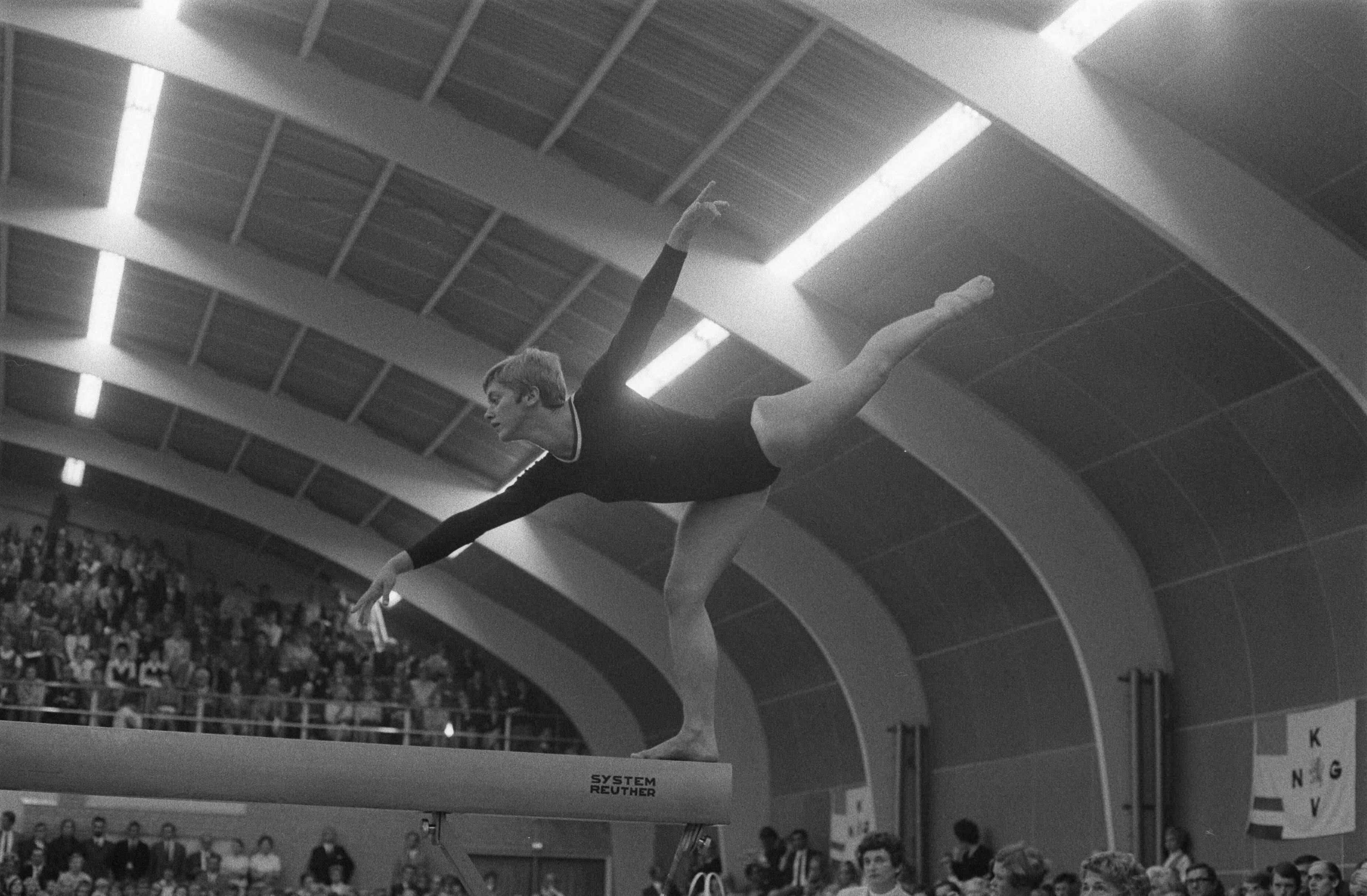 Fotocollectie Anefo — Keur turninterland Nederland tegen West-Duitsland in Groningen. 5 S. de Goede , 6.7 Cora Stinsia , 8 Brigitta Domski (D) in aktie — Foto: Verhoeff, Bert / Anefo. Licentie: Set B: Rechtenvrij / Publiek Domein. Bron: Nationaal Archief. http://hdl.handle.net/10648/ab7a72e6-d0b4-102d-bcf8-003048976d84