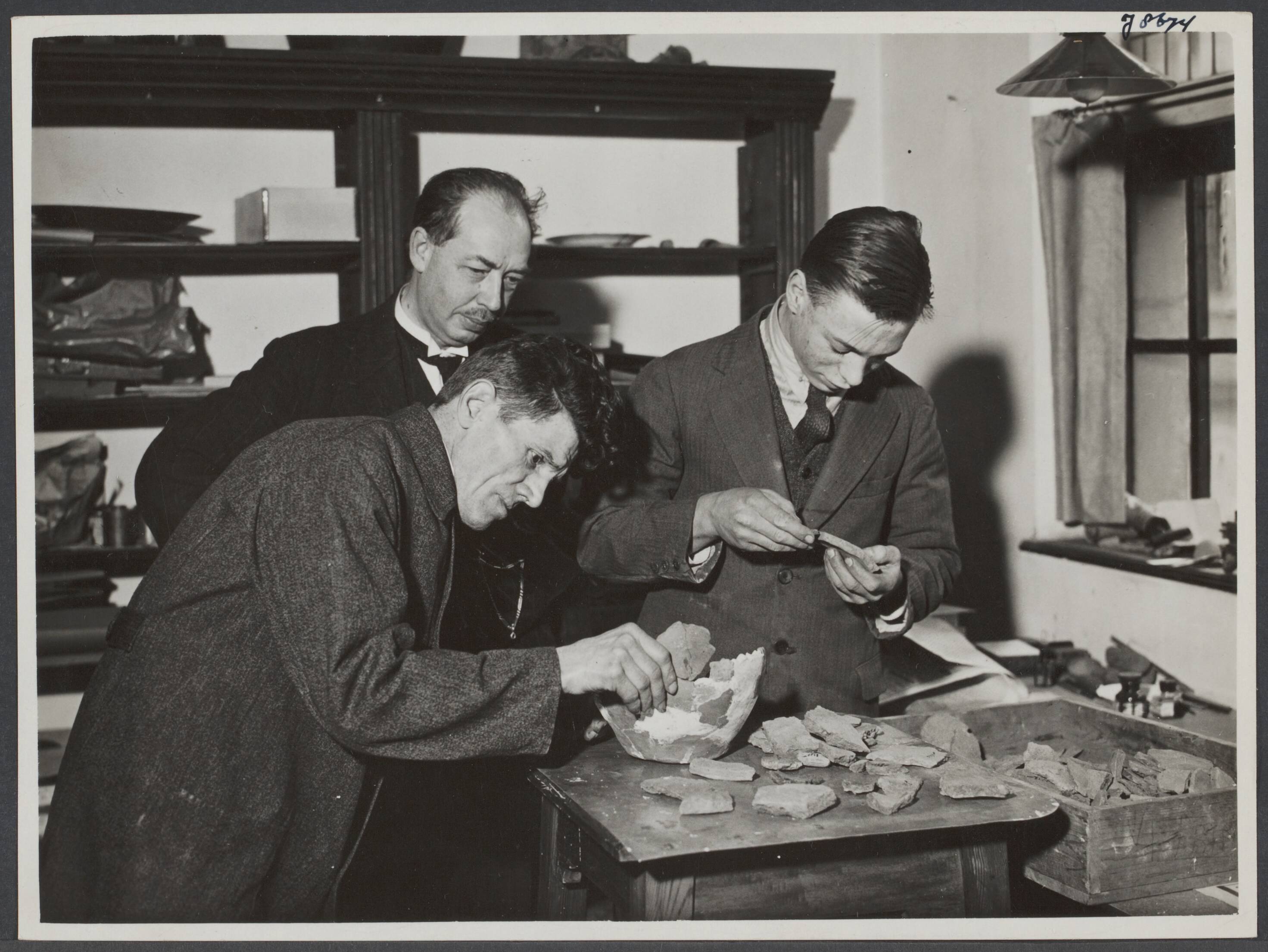 Maastricht I - Algemeen — Maastricht. Oudheidkundig Museum [drie mannen bekijken archeologische fragmenten] — Foto: R.K. Foto-persbureau "Het Zuiden" / Rechtenvrij. Licentie: Set B: Rechtenvrij / Publiek Domein. Bron: Nationaal Archief. http://hdl.handle.net/10648/aa42479c-a171-cf14-4ff3-710dcd7e1980