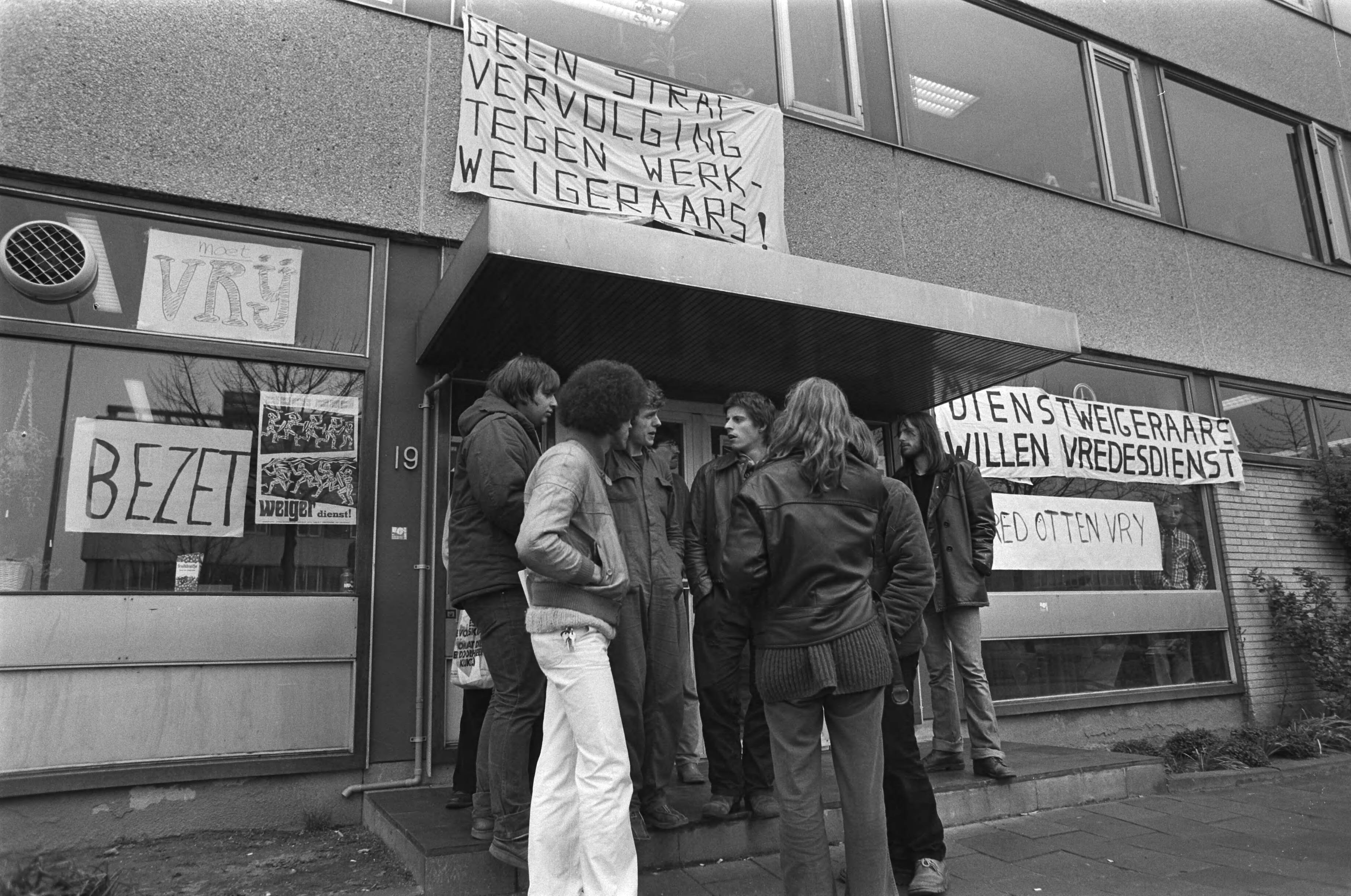Fotocollectie Anefo — Bezetting Bureau Tewerkstelling Gewetensbezwaren militair dienst in Rijswijk uit protest tegen gevangen zetten van dienstweigeraar — Foto: Croes, Rob C. / Anefo. Licentie: Set B: Rechtenvrij / Publiek Domein. Bron: Nationaal Archief. http://hdl.handle.net/10648/acdf12d6-d0b4-102d-bcf8-003048976d84