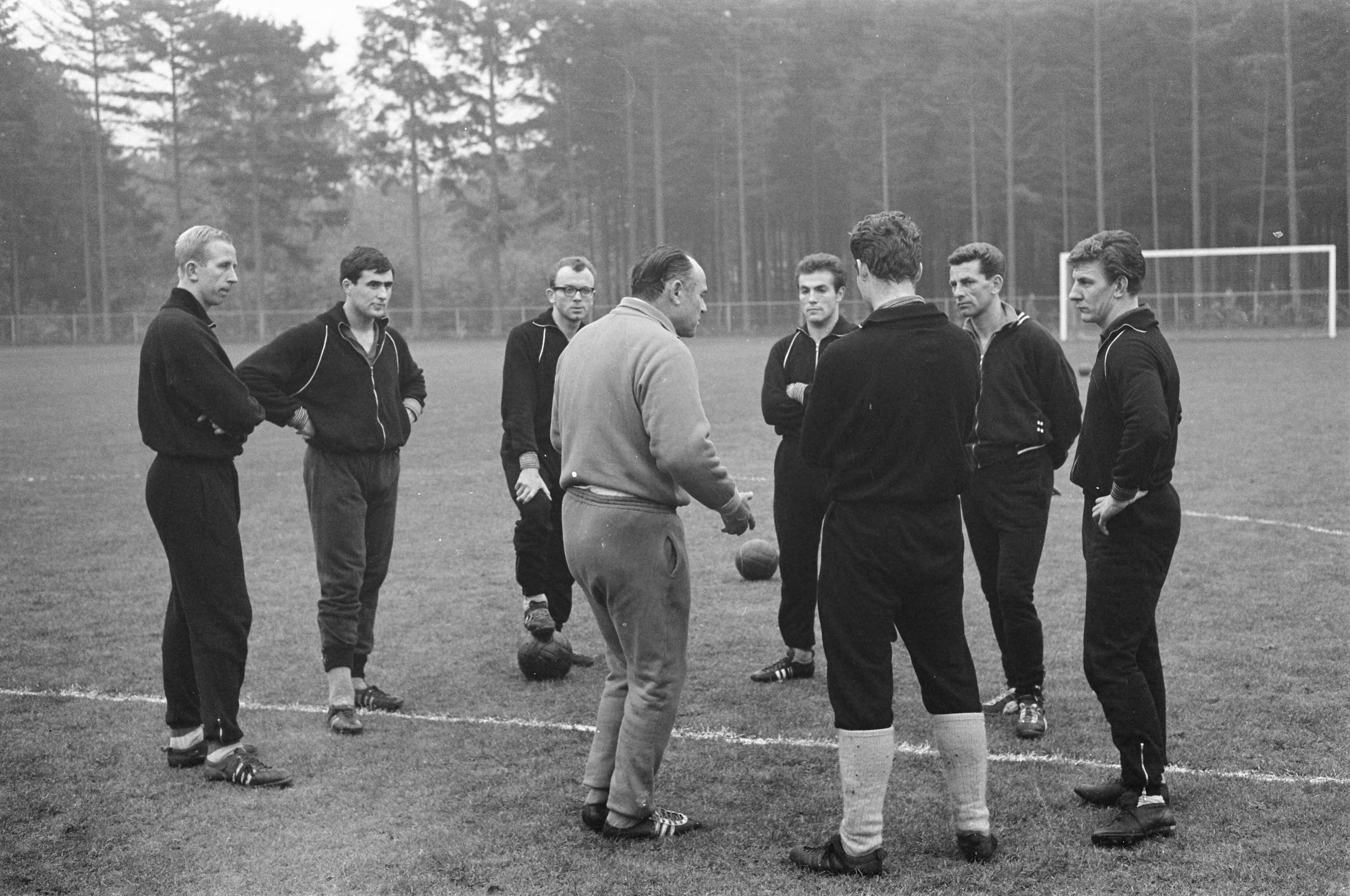 Fotocollectie Anefo — Voorbereiding van het Nederlands elftal voor de wedstrijd tegen Zwitserland. Bondscoach Elek Schwartz neemt de voorhoede even onder handen v.l.n.r. Groot, Swart, Van Wissen , Elek Schwartz, Muller, Van der Linden, Clavan, Prins — Foto: Pot, Harry / Anefo. Licentie: Set B: Rechtenvrij / Publiek Domein. Bron: Nationaal Archief. http://hdl.handle.net/10648/aa1e4e18-d0b4-102d-bcf8-003048976d84