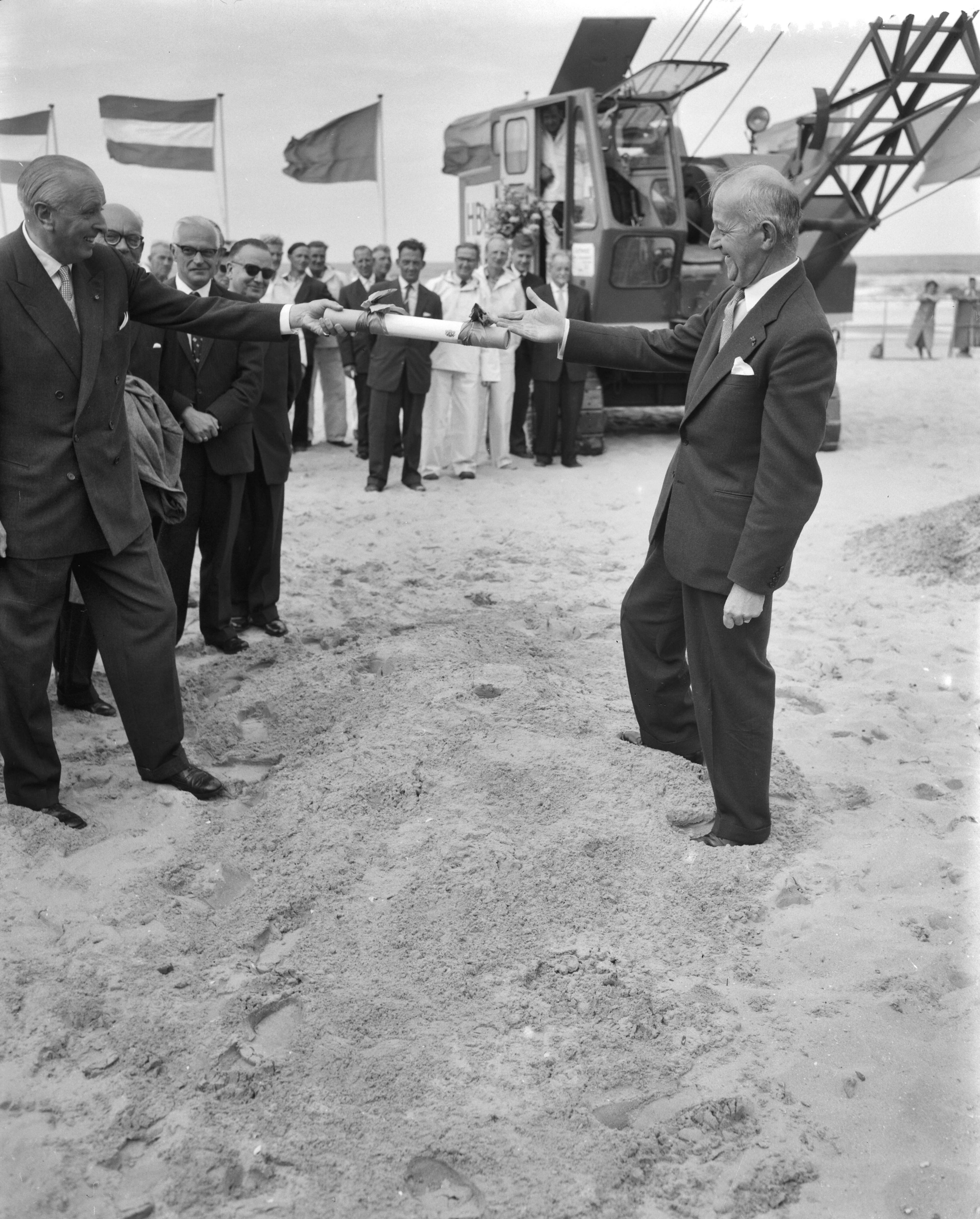 Fotocollectie Anefo — Burgemeester van Den Haag H.A.M.T. Kolfschoten geeft startsein voor de bouw van de nieuwe pier te Scheveningen — Foto: Behrens, Herbert F. / Anefo. Licentie: Set B: Rechtenvrij / Publiek Domein. Bron: Nationaal Archief. http://hdl.handle.net/10648/a99dbb68-d0b4-102d-bcf8-003048976d84