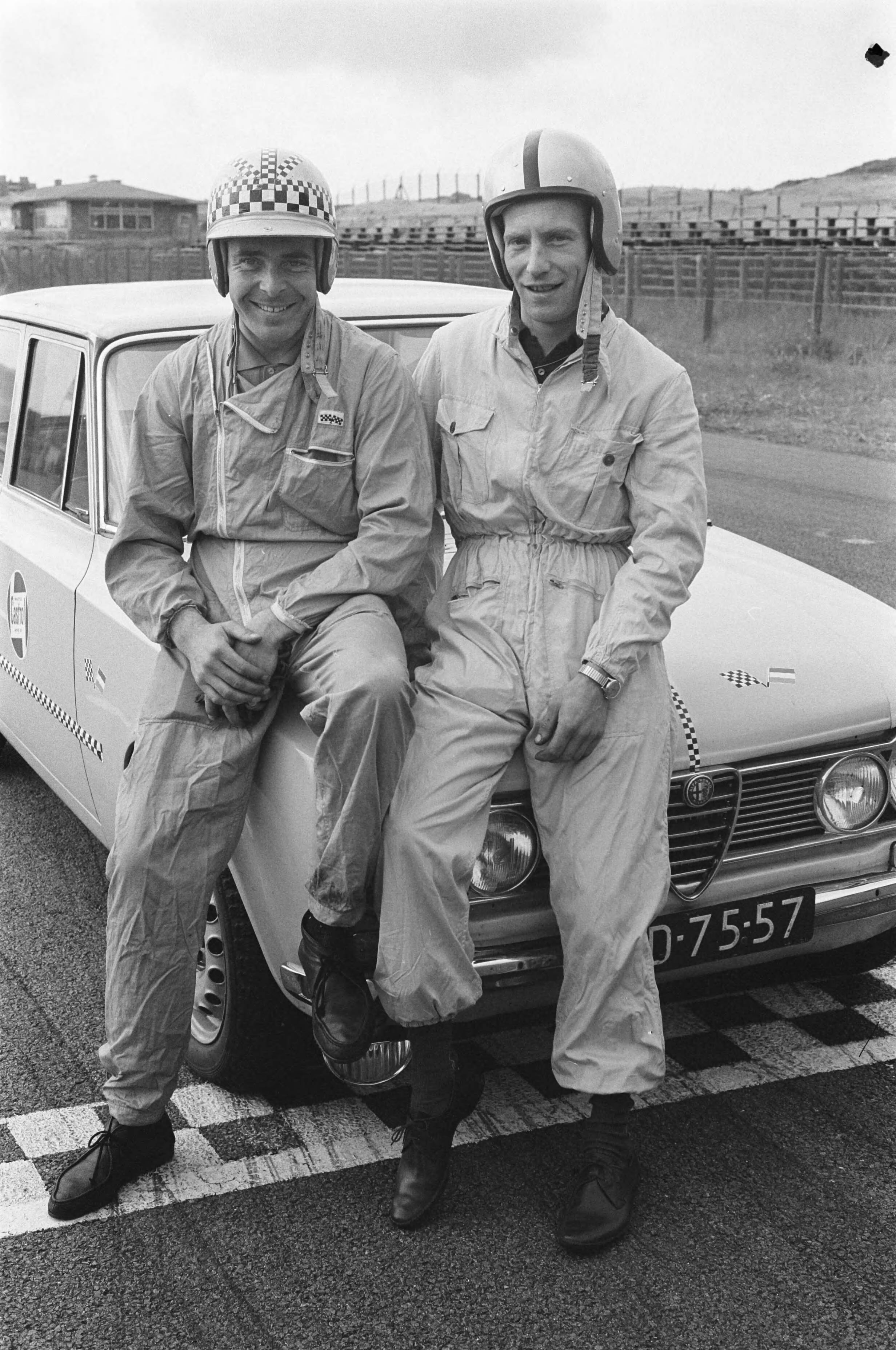 Fotocollectie Anefo — Amateur-coureur Hans Maasland en zijn monteur Gaaiko van Kampen pogen het record 24 uur betrouwbaarheidsrit te verbeteren. Voor de start links Hans Maasland en rechts Gaaiko van Kampen — Foto: Pot, Harry / Anefo. Licentie: Set B: Rechtenvrij / Publiek Domein. Bron: Nationaal Archief. http://hdl.handle.net/10648/aa4475d4-d0b4-102d-bcf8-003048976d84