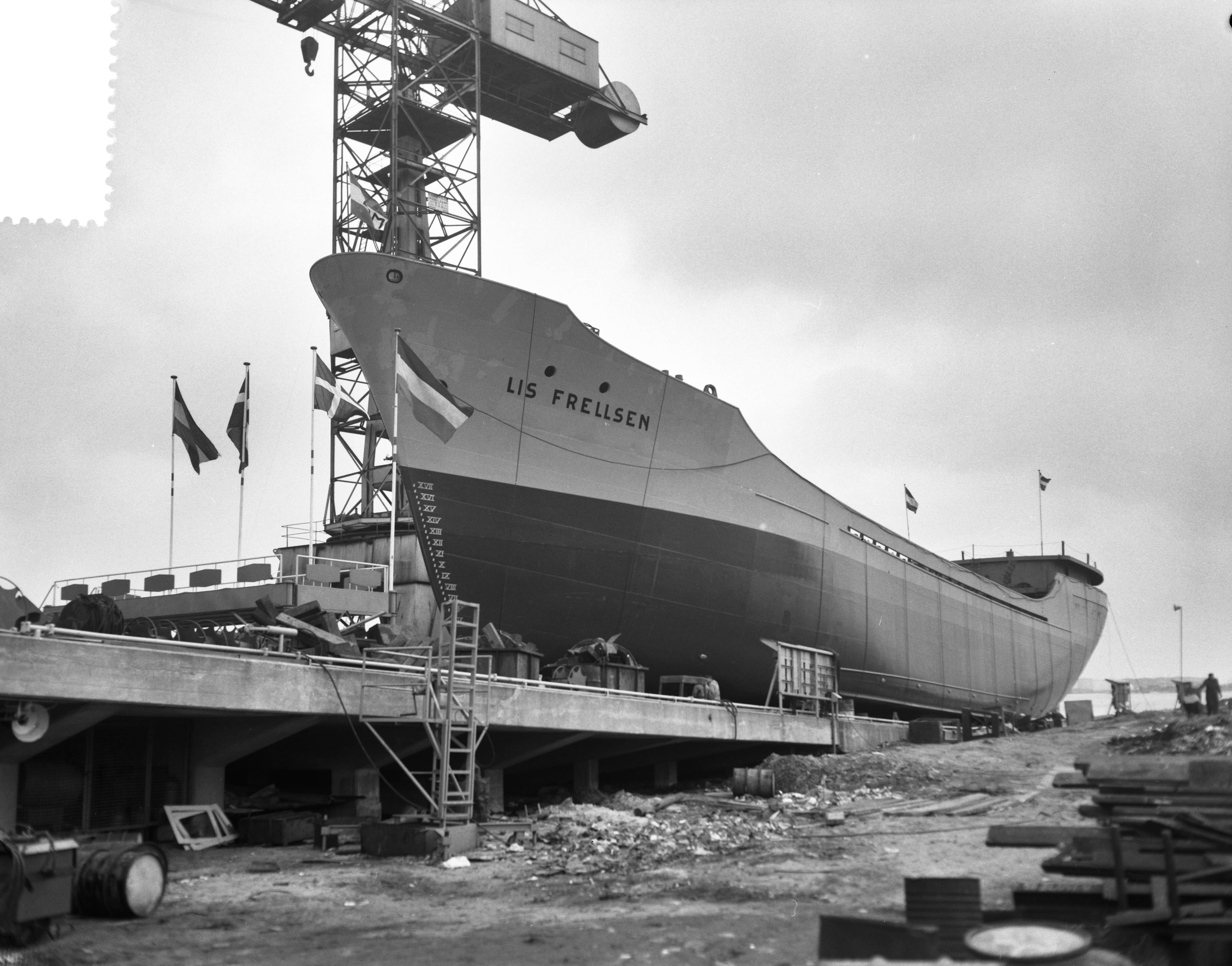 Fotocollectie Anefo — Tewaterlating m.s. "Lis Frellsen" bij de Zaanlandse Scheepbouw Maatschappij — Foto: Bilsen, Joop van / Anefo. Licentie: Set B: Rechtenvrij / Publiek Domein. Bron: Nationaal Archief. http://hdl.handle.net/10648/a9fb096c-d0b4-102d-bcf8-003048976d84