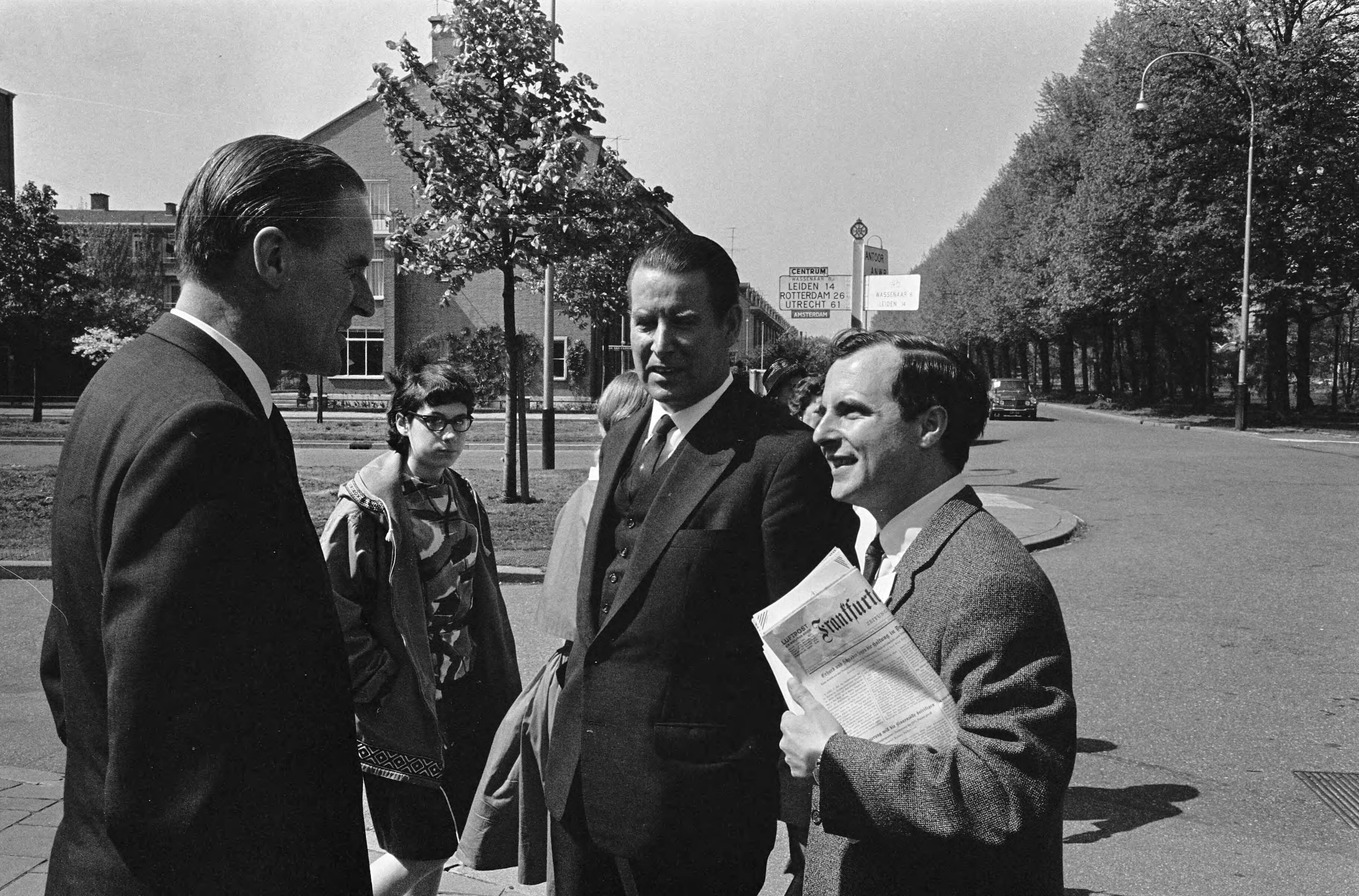 Fotocollectie Anefo — Opening NATO conferentie te Den Haag , Schroder en prof. Carlsen met legitimatie — Foto: Pot, Harry / Anefo. Licentie: Set B: Rechtenvrij / Publiek Domein. Bron: Nationaal Archief. http://hdl.handle.net/10648/aa68e3d8-d0b4-102d-bcf8-003048976d84
