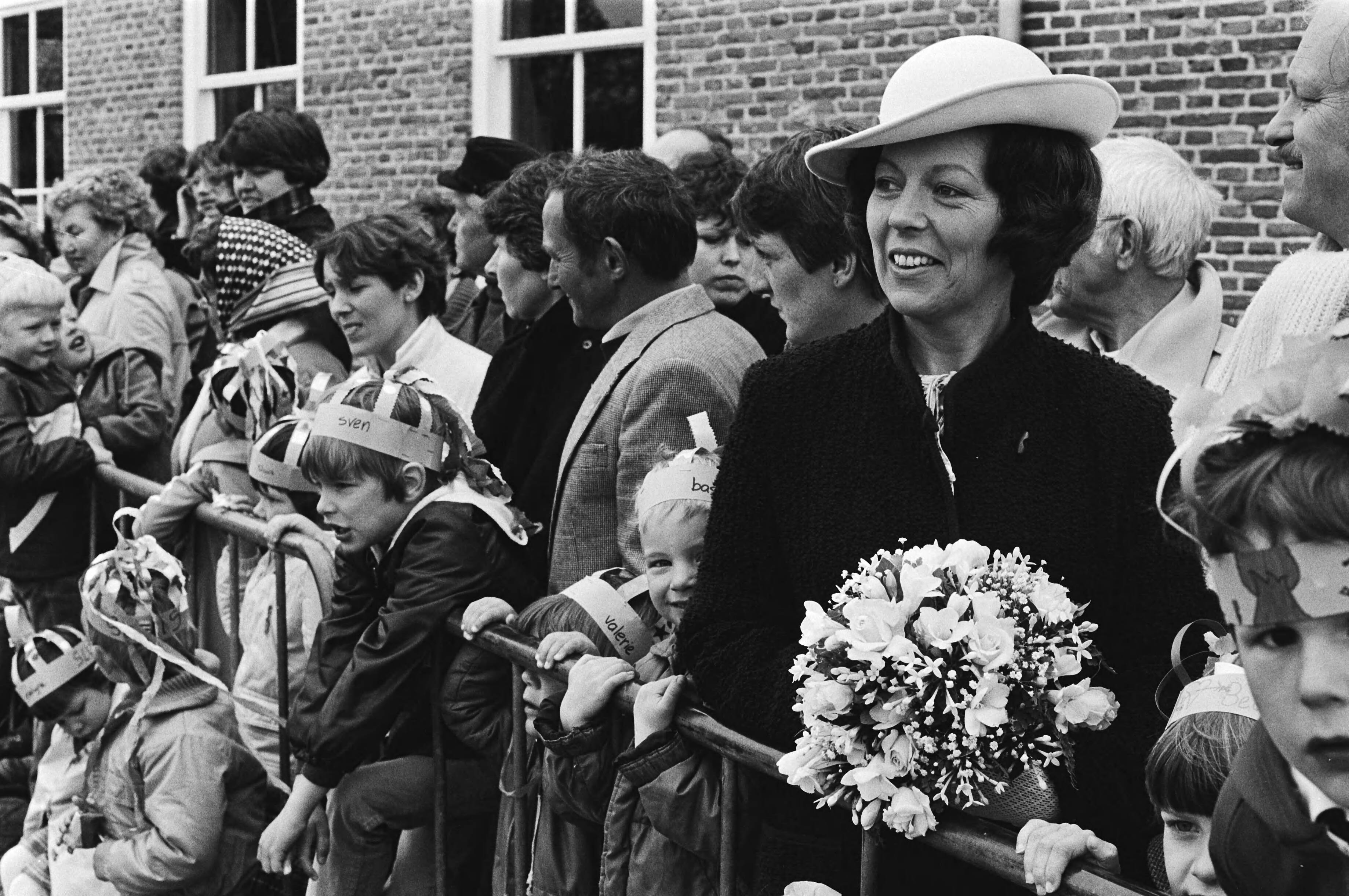 Fotocollectie Anefo — Viering Koninginnedag in Veere, dubbelgangster Beatrix tussen het publiek in Veere — Foto: Bogaerts, Rob / Anefo. Licentie: Set B: Rechtenvrij / Publiek Domein. Bron: Nationaal Archief. http://hdl.handle.net/10648/acfaab7c-d0b4-102d-bcf8-003048976d84