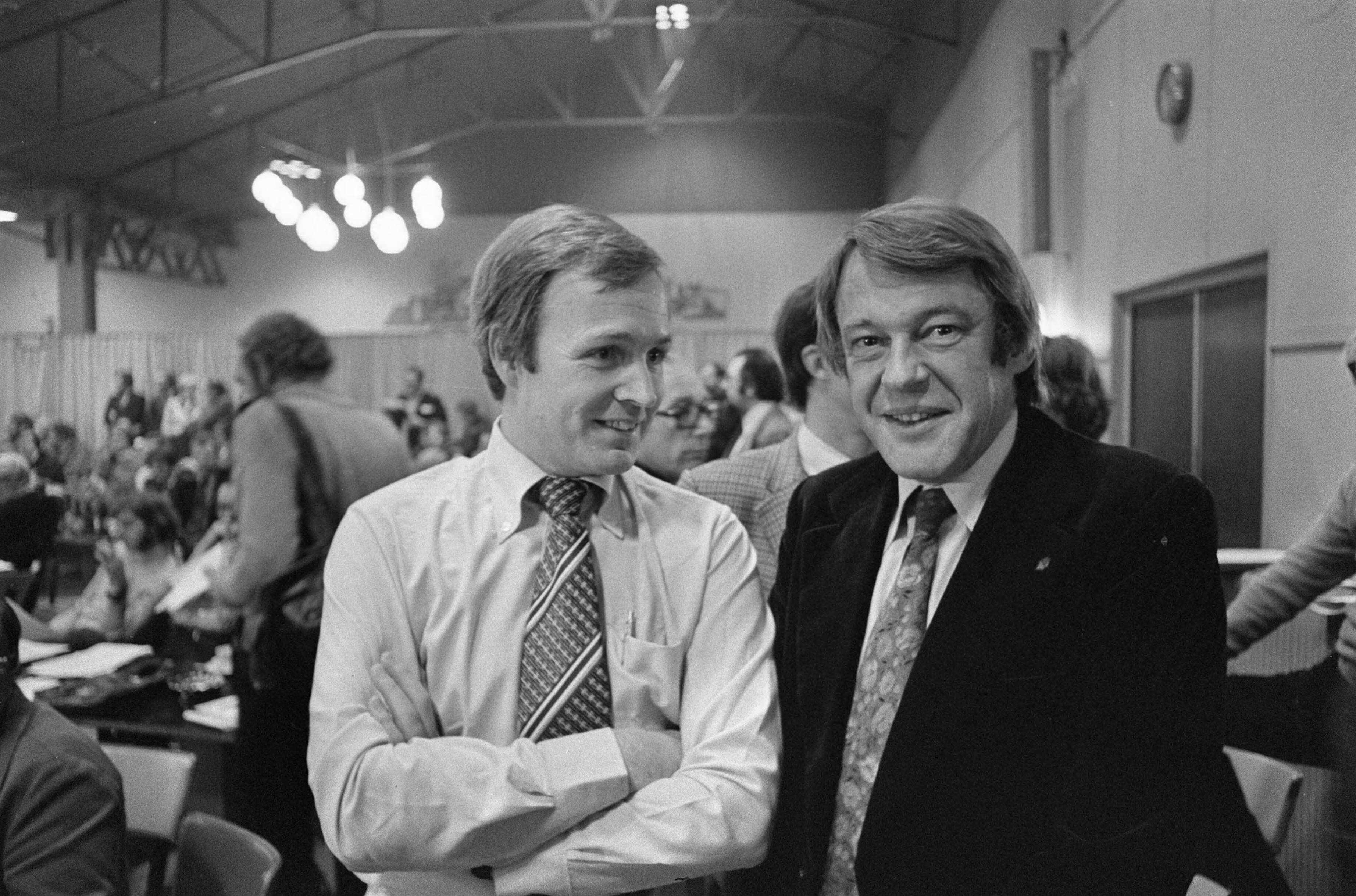 Fotocollectie Anefo — Congres D66 in Utrecht; Terlouw (l) en Van Mierlo — Foto: Verhoeff, Bert / Anefo. Licentie: Set B: Rechtenvrij / Publiek Domein. Bron: Nationaal Archief. http://hdl.handle.net/10648/ac8f4b66-d0b4-102d-bcf8-003048976d84
