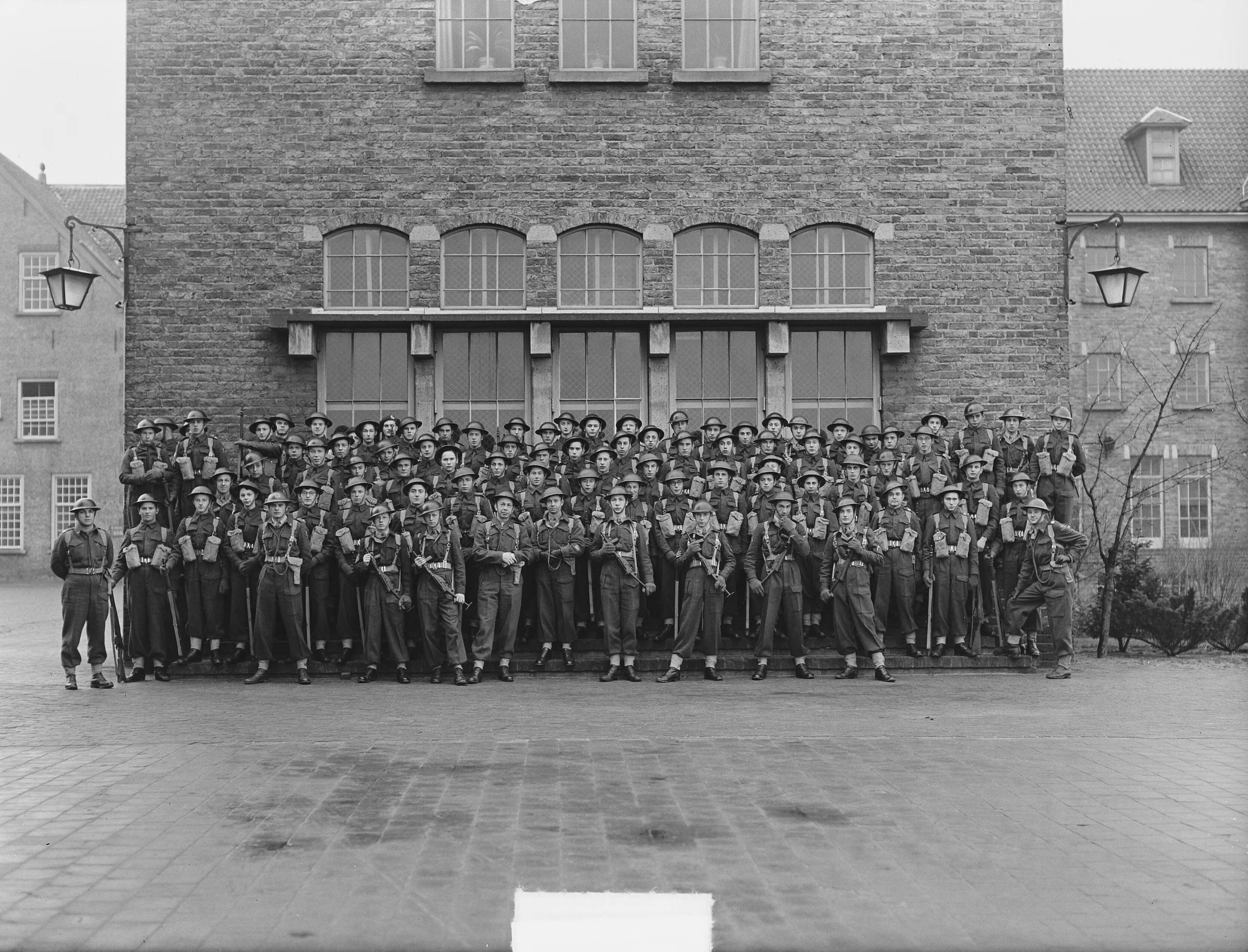 Zware luchtdoelartillerie-parade in Breda door generaal-majoor J.A.A. Sitsen en inspectie — Zware luchtdoelartillerie-parade in Breda door generaal-majoor J.A.A. Sitsen. Groepsportret manschappen — Foto: Pot, Harry / Anefo. Licentie: Set B: Rechtenvrij / Publiek Domein. Bron: Nationaal Archief. http://hdl.handle.net/10648/a8e61fd0-d0b4-102d-bcf8-003048976d84