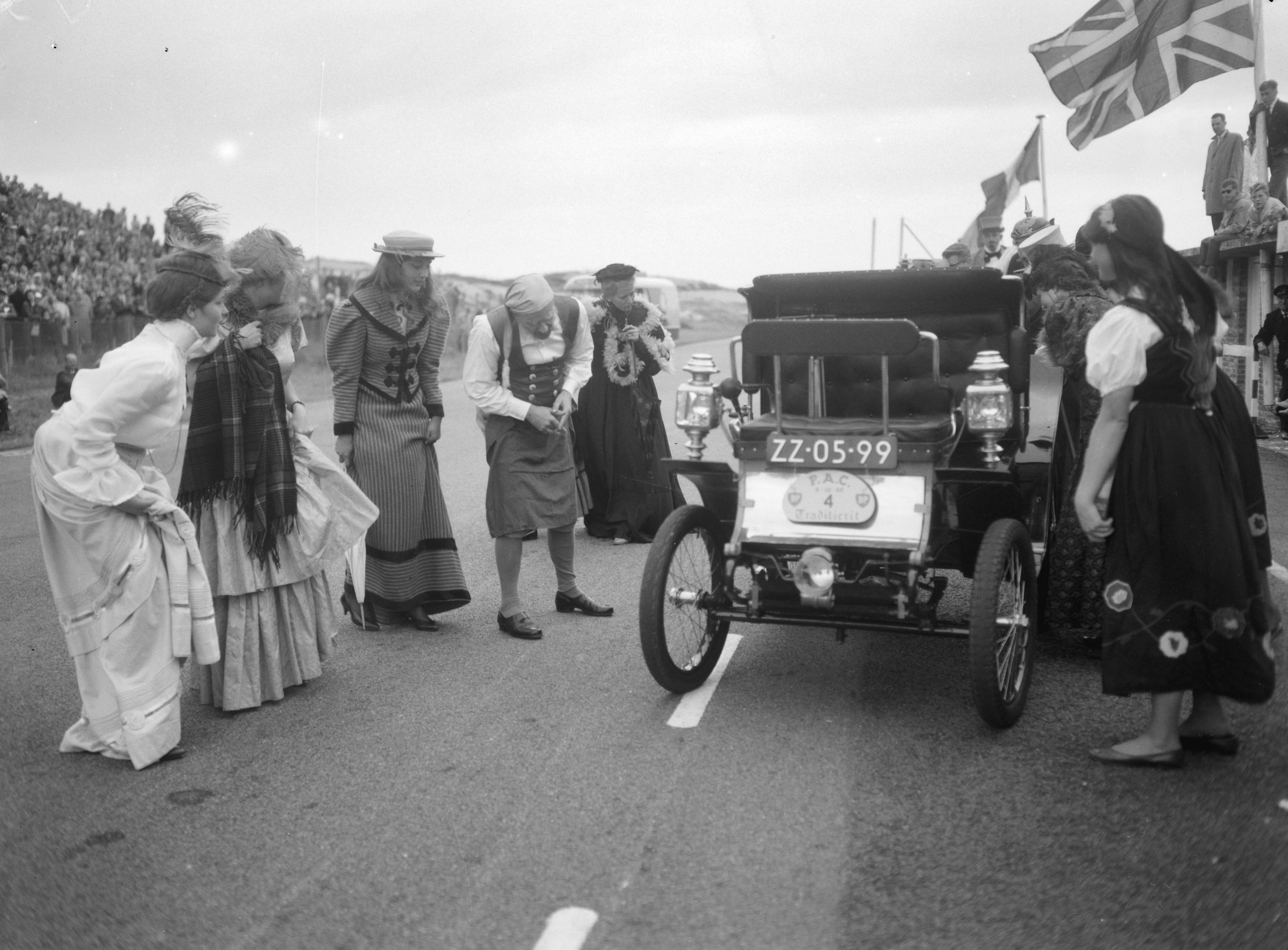Fotocollectie Anefo — Vijfde traditierit van de Pionier Automobielen Club. Er wordt een eenakter opgevoerd, die het beigin van de automobieltijd uitbeeld — Foto: Bilsen, Joop van / Anefo. Licentie: Set B: Rechtenvrij / Publiek Domein. Bron: Nationaal Archief. http://hdl.handle.net/10648/a9bb60b4-d0b4-102d-bcf8-003048976d84