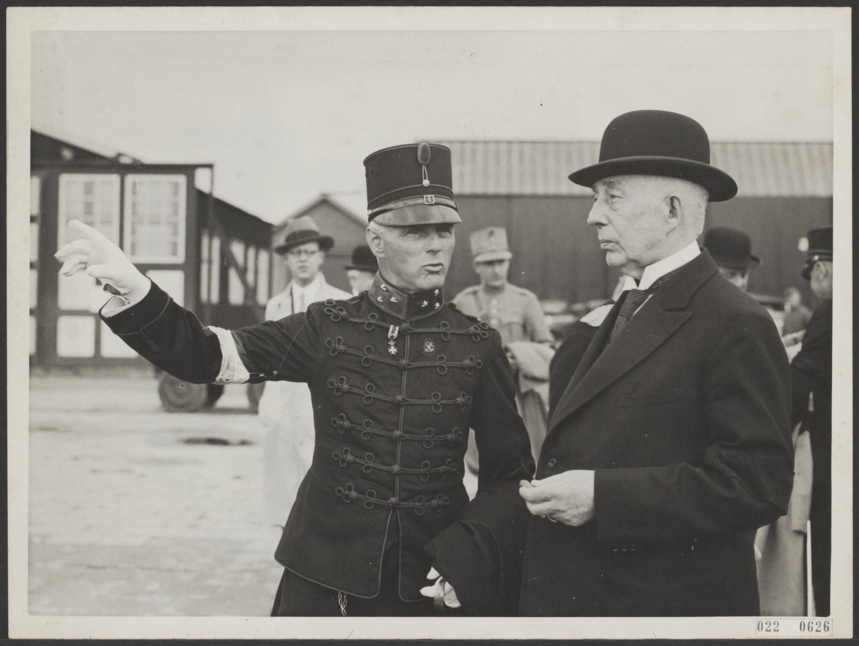 Fotocollectie Elsevier Binnenland — Nationale Luchtvaartdag te Soesterberg. De commandant van de Luchtvaartafdeling, luitenant-kolonel P.W. Best wijst minister-president dr. H. Colijn op de verrichtingen van de militaire vliegers — Foto: N.V. Polygoon. Licentie: Set B: Rechtenvrij / Publiek Domein. Bron: Nationaal Archief. http://hdl.handle.net/10648/add2aaa4-d0b4-102d-bcf8-003048976d84