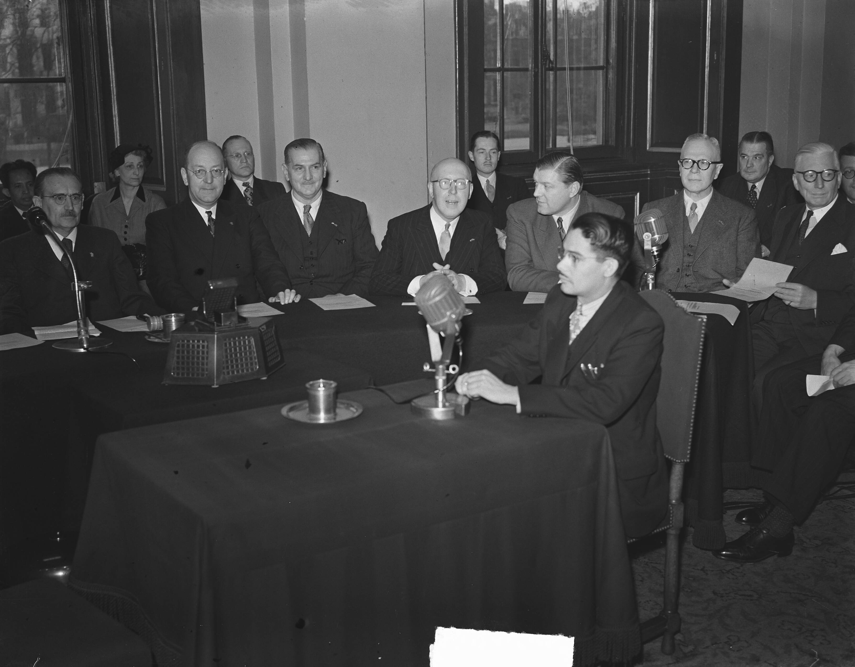 2e Nederlands-Indische ministersconferentie te Den Haag — Tweede Nederlands Indische Ministerconferentie te Den Haag. Nederlandse delegatie — Foto: Bilsen, Joop van / Anefo. Licentie: Set B: Rechtenvrij / Publiek Domein. Bron: Nationaal Archief. http://hdl.handle.net/10648/a8e27268-d0b4-102d-bcf8-003048976d84