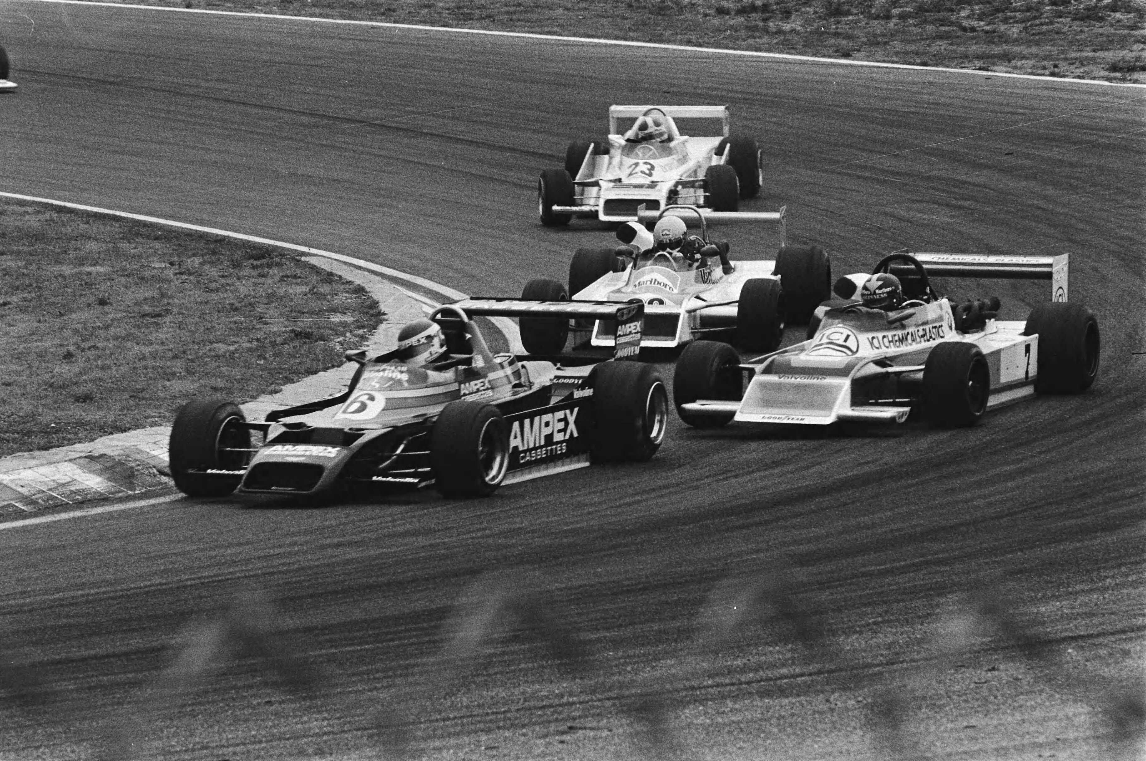 Grote Prijs Formule II op Zandvoort 1979 — Kopgroepje onderweg — Foto: Croes, Rob C. / Anefo. Licentie: Set B: Rechtenvrij / Publiek Domein. Bron: Nationaal Archief. http://hdl.handle.net/10648/accd95ec-d0b4-102d-bcf8-003048976d84