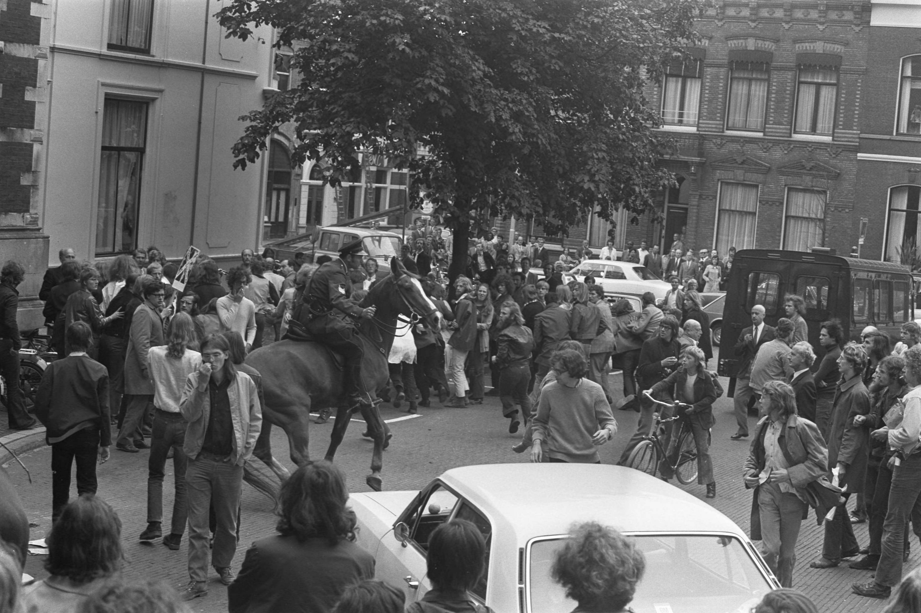 Fotocollectie Anefo — Utrechtse studenten proberen inschrijven studenten aan Universiteit te verhinderen uit protest tegen duizend gulden collegegeld — Foto: Punt, W. / Anefo. Licentie: Set B: Rechtenvrij / Publiek Domein. Bron: Nationaal Archief. http://hdl.handle.net/10648/abf31430-d0b4-102d-bcf8-003048976d84