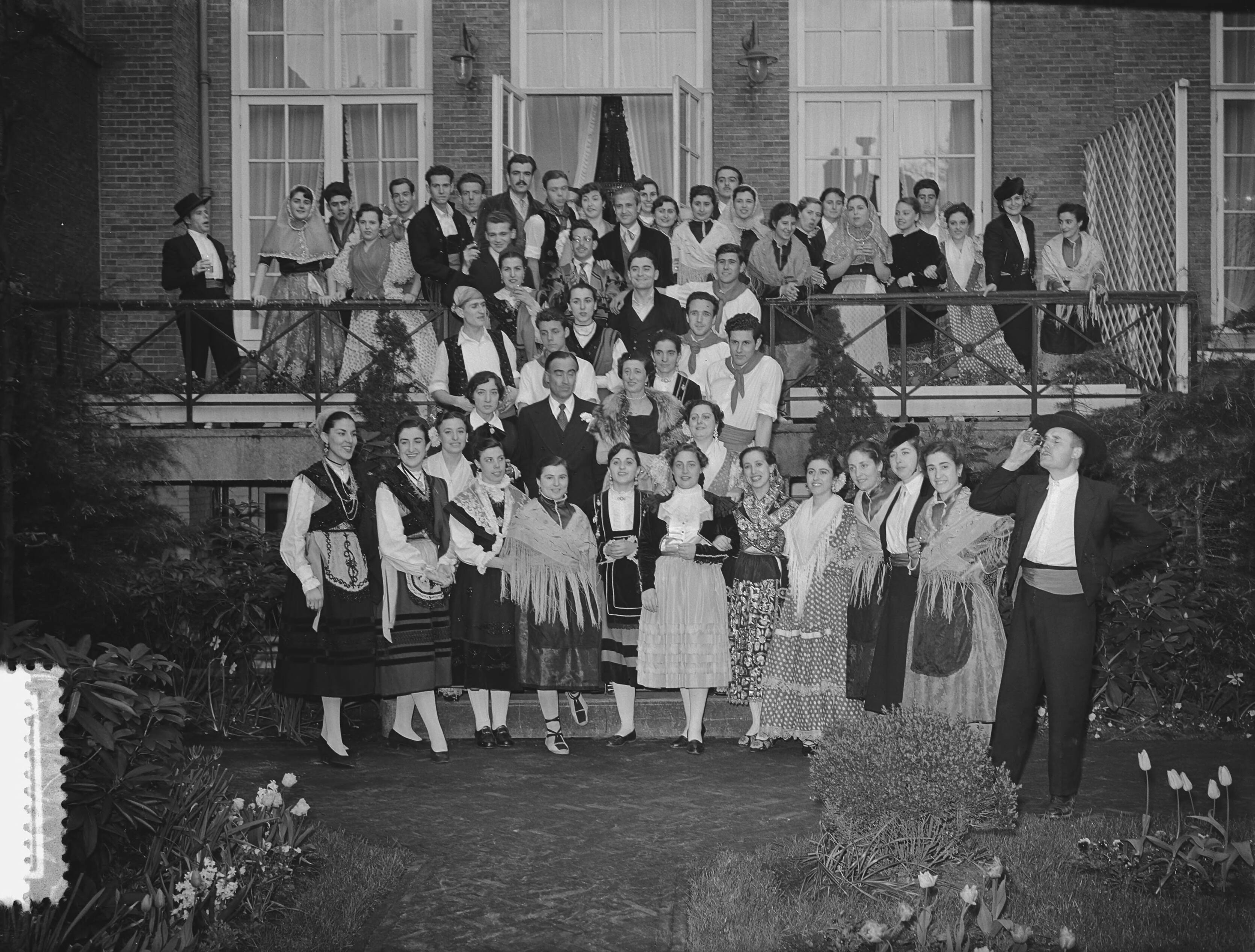 Spaanse legatie Den Haag — Spaanse legatie Den Haag (opdracht). Groot gezelschap poseert in klederdrachten. Man in het midden is de Spaanse ambassadeur — Foto: Bilsen, Joop van / Anefo. Licentie: Set B: Rechtenvrij / Publiek Domein. Bron: Nationaal Archief. http://hdl.handle.net/10648/a8f8dbfc-d0b4-102d-bcf8-003048976d84