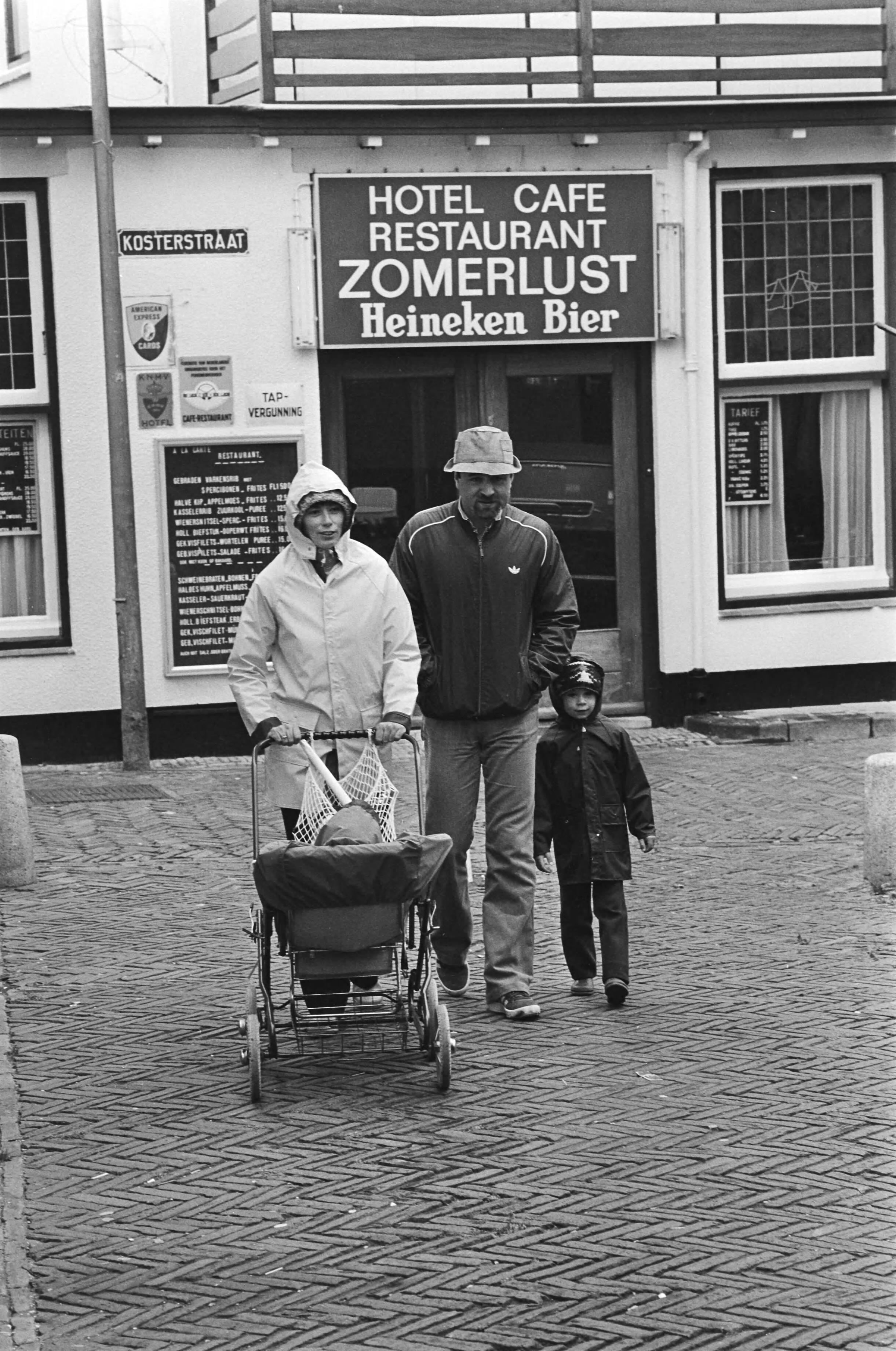 Fotocollectie Anefo — Aanhoudend slecht weer in Nederland; vakantiegangers lope door de stromende regen in Zandvoort, op de achtergrond hotel "Zomerlust" — Foto: Antonisse, Marcel / Anefo. Licentie: Set B: Rechtenvrij / Publiek Domein. Bron: Nationaal Archief. http://hdl.handle.net/10648/acff2166-d0b4-102d-bcf8-003048976d84