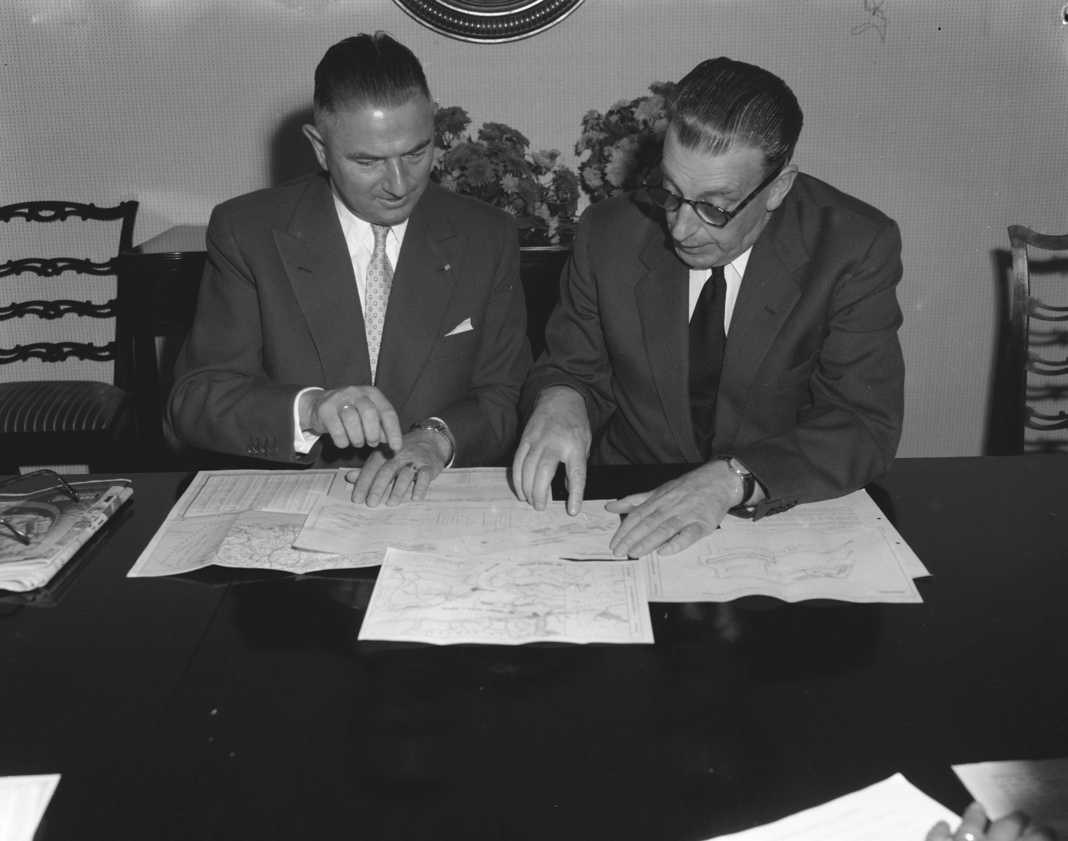 Fotocollectie Anefo — Ondertekening overeenkomst tussen het Ierse gezantschap en Verolme Scheepswerven — Foto: Behrens, Herbert F. / Anefo. Licentie: Set B: Rechtenvrij / Publiek Domein. Bron: Nationaal Archief. http://hdl.handle.net/10648/a985d7a0-d0b4-102d-bcf8-003048976d84