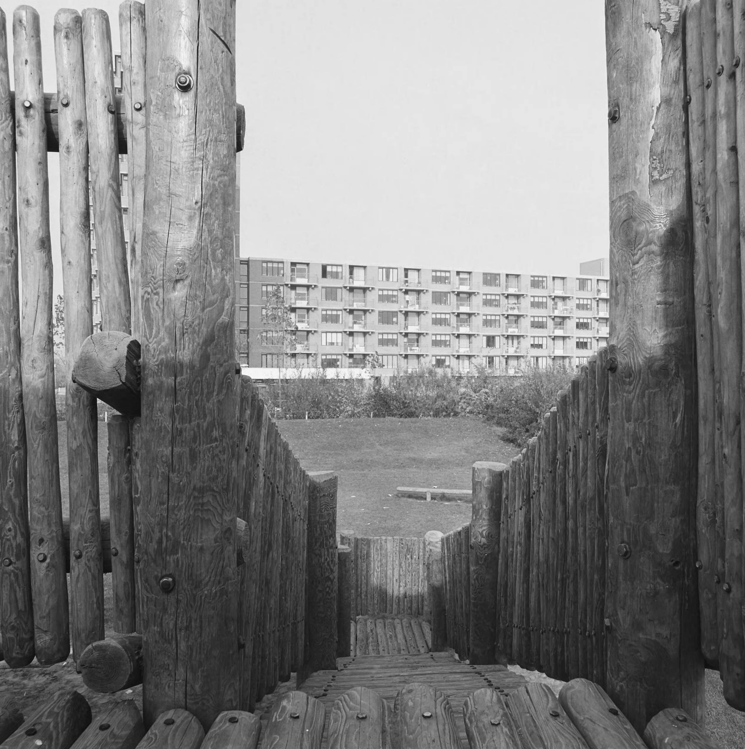 Fotocollectie Nederlandse Heidemaatschappij — Zoetermeer. Speelwerktuigen rond flats — Foto: Fotograaf Onbekend / Heidemij. Licentie: Set B: Rechtenvrij / Publiek Domein. Bron: Nationaal Archief. http://hdl.handle.net/10648/ae8355b6-d0b4-102d-bcf8-003048976d84