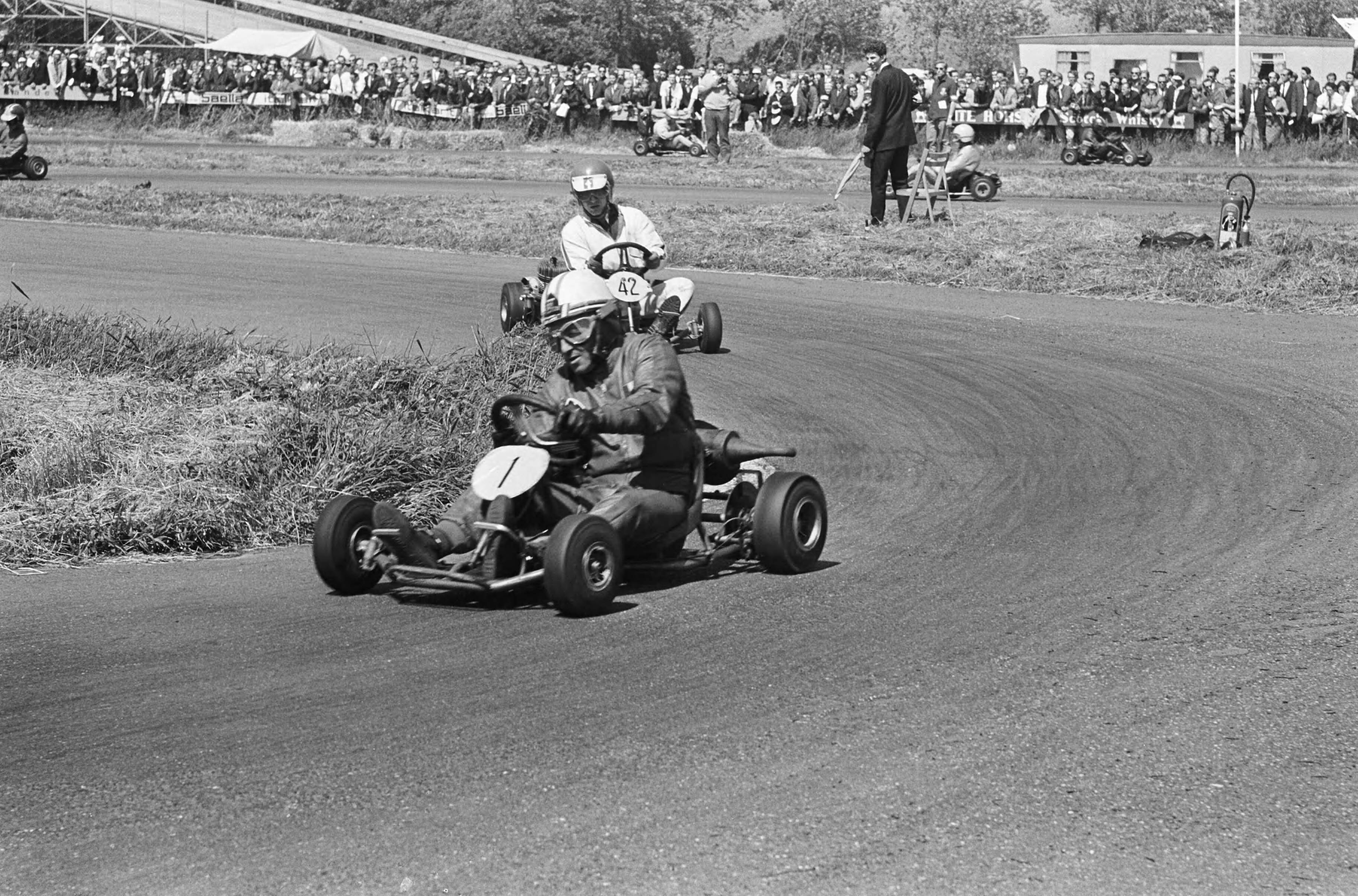 Fotocollectie Anefo — Europese kampioenschappen Karting in Leidschendam, wereldkampioen Guido Sala (no. 1), werd eerste — Foto: Koch, Eric / Anefo. Licentie: Set B: Rechtenvrij / Publiek Domein. Bron: Nationaal Archief. http://hdl.handle.net/10648/aaae7d9e-d0b4-102d-bcf8-003048976d84