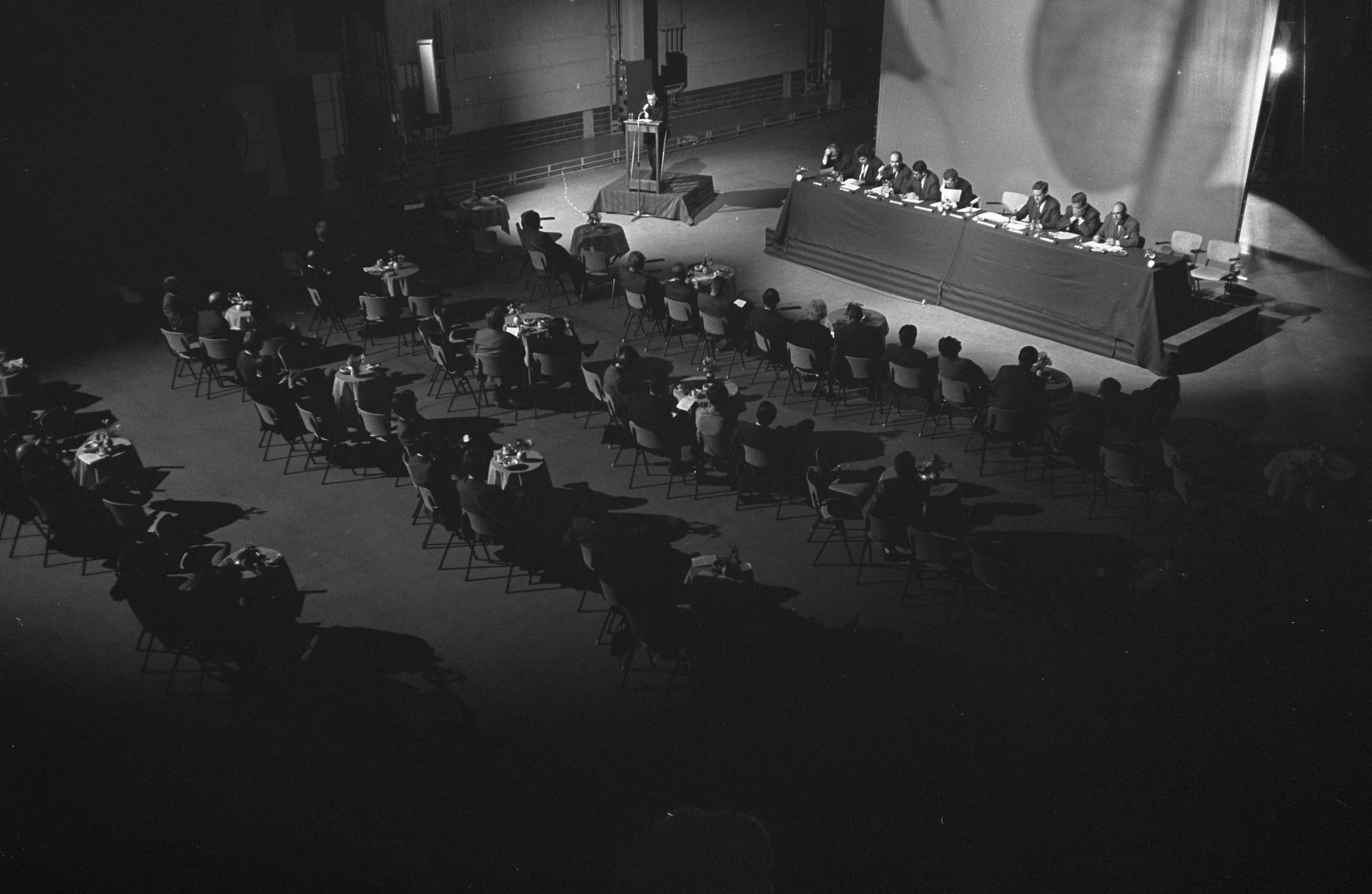 Fotocollectie Anefo — Congres Radio en TV-verslaggevers in Hilversum. Professor dr. P. J. A. van der Hoeven aan het woord — Foto: Koch, Eric / Anefo. Licentie: Set B: Rechtenvrij / Publiek Domein. Bron: Nationaal Archief. http://hdl.handle.net/10648/ab436602-d0b4-102d-bcf8-003048976d84