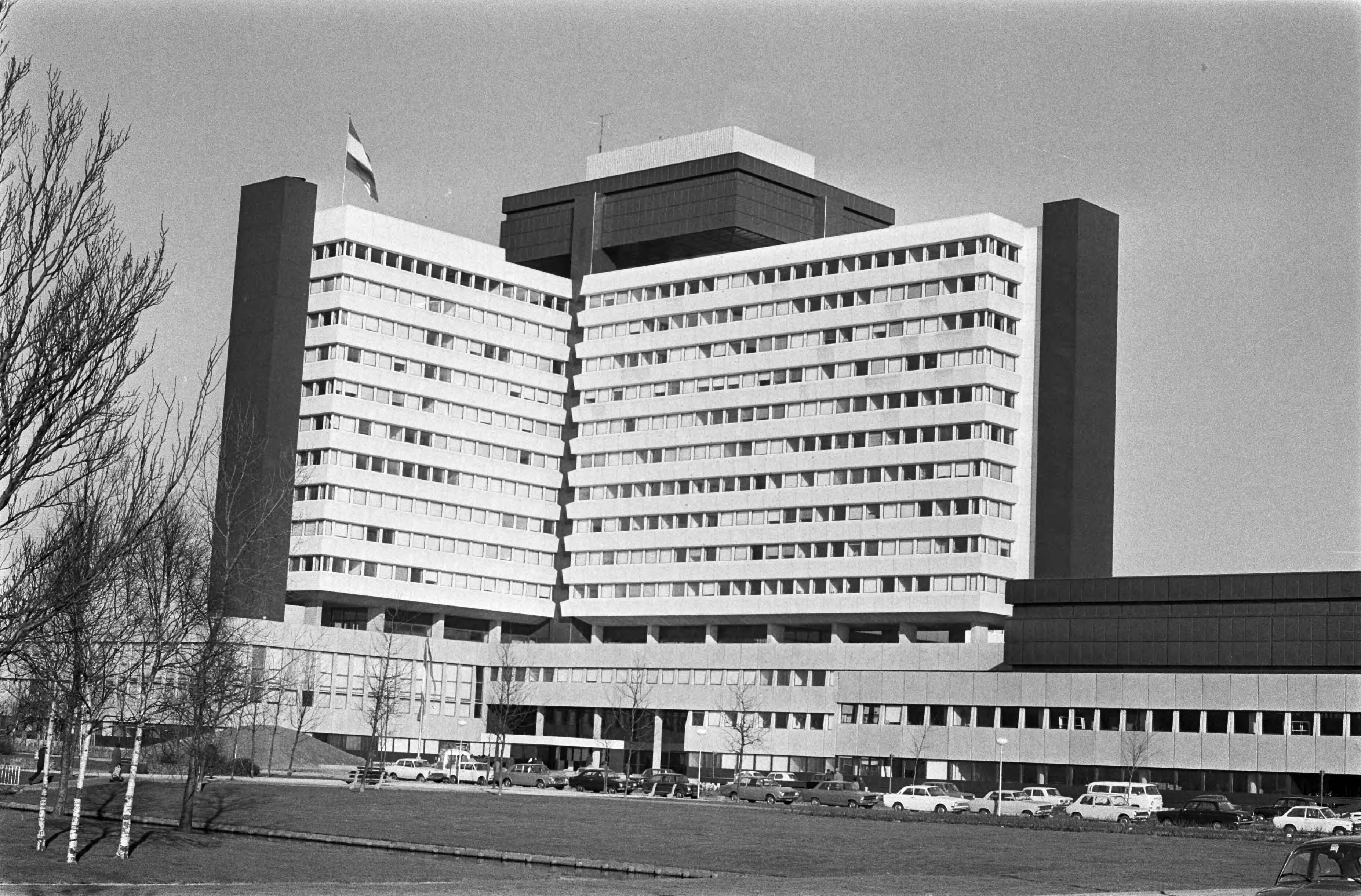 Fotocollectie Anefo — Exterieur van het gebouw van het CBS (Centraal Bureau voor de Statistiek ) — Foto: Verhoeff, Bert / Anefo. Licentie: Set B: Rechtenvrij / Publiek Domein. Bron: Nationaal Archief. http://hdl.handle.net/10648/ac426490-d0b4-102d-bcf8-003048976d84