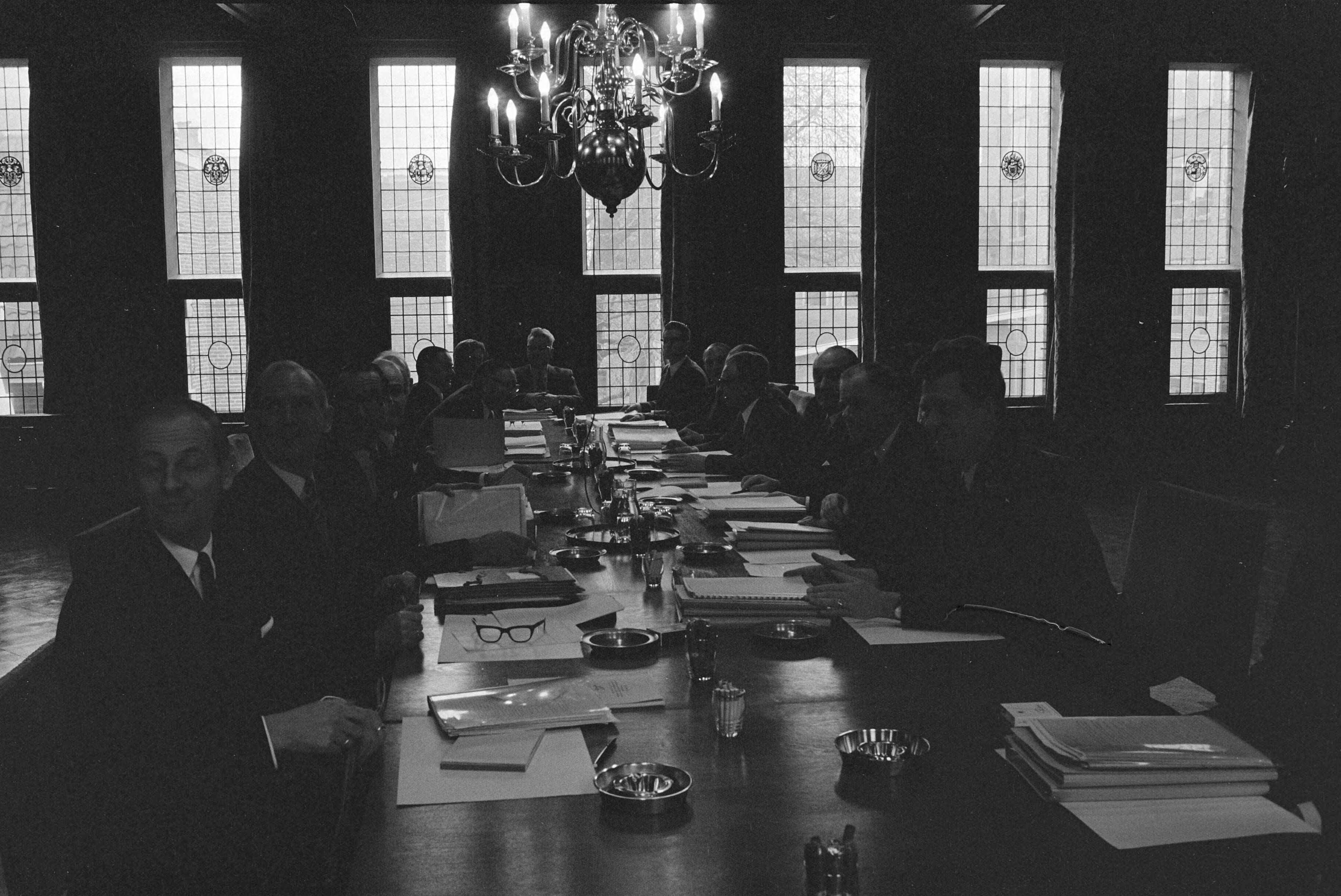 Fotocollectie Anefo — Minister Schut en staatssecretaris Haex spreken met bestuur provincie Groningen over militair oefenterrein, in provinciehuis, Groningen — Foto: Peters, Hans / Anefo. Licentie: Set B: Rechtenvrij / Publiek Domein. Bron: Nationaal Archief. http://hdl.handle.net/10648/abb33a7c-d0b4-102d-bcf8-003048976d84